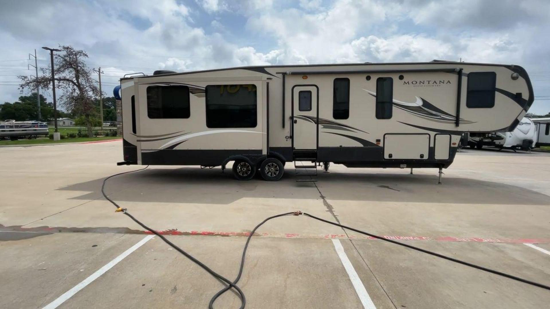 2016 TAN MONTANA 370BR (4YDF37023GA) , located at 4319 N Main St, Cleburne, TX, 76033, (817) 678-5133, 32.385960, -97.391212 - Photo#2