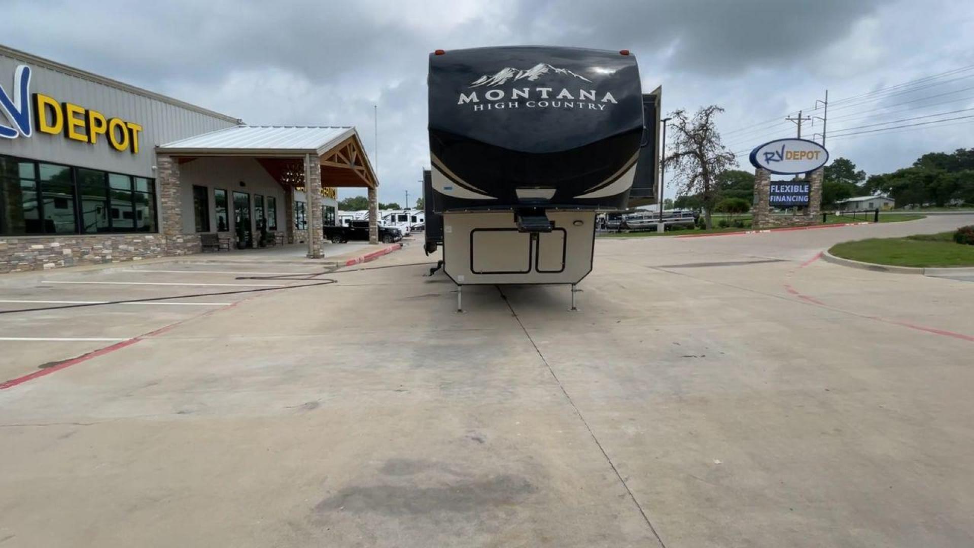 2016 TAN MONTANA 370BR (4YDF37023GA) , located at 4319 N Main St, Cleburne, TX, 76033, (817) 678-5133, 32.385960, -97.391212 - Photo#4