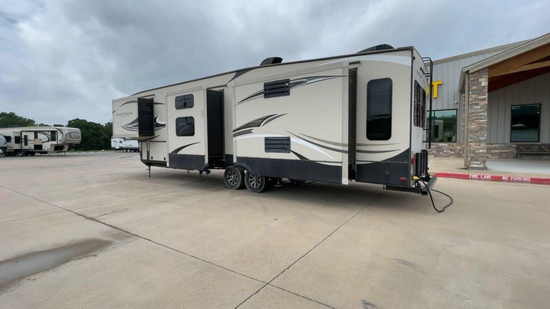 2016 TAN MONTANA 370BR (4YDF37023GA) , located at 4319 N Main St, Cleburne, TX, 76033, (817) 678-5133, 32.385960, -97.391212 - Photo#7