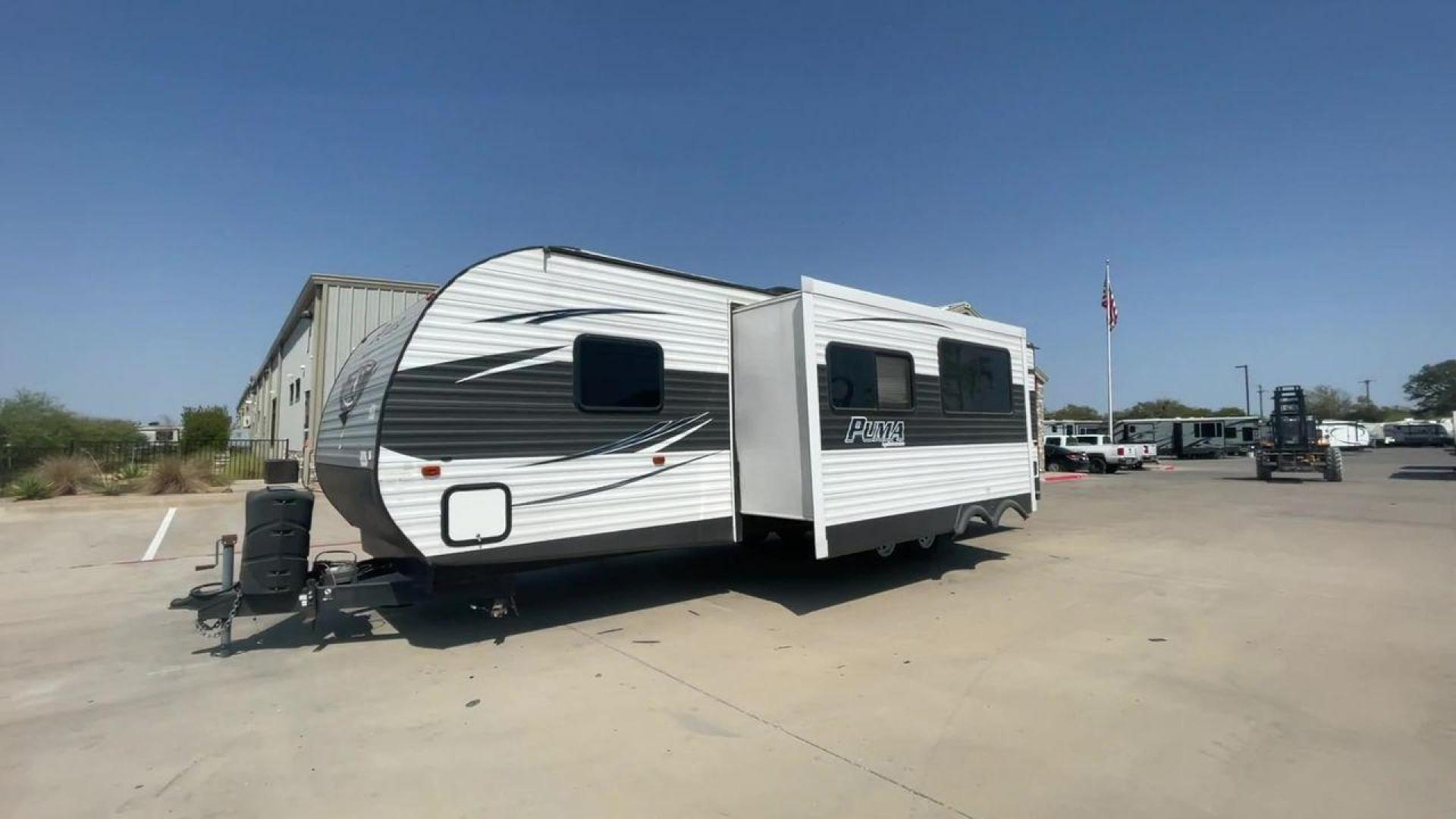 2016 SILVER PALOMINO PUMA 30DBSC (4X4TPUF25GP) , Length: 33.42 ft. | Dry Weight: 6,300 lbs. | Gross Weight: 8,000 lbs. | Slides: 1 transmission, located at 4319 N Main St, Cleburne, TX, 76033, (817) 678-5133, 32.385960, -97.391212 - Make the most of your next camping trip with the whole family in this 2016 Puma 30DBSC! This travel trailer has a length of 33.42 ft. and a height of 10.75 ft. It also has a dry weight of 6,300 lbs. and a GVWR of 8,000 lbs. It comes equipped with one power slide as well as one power awning. Immediat - Photo#5