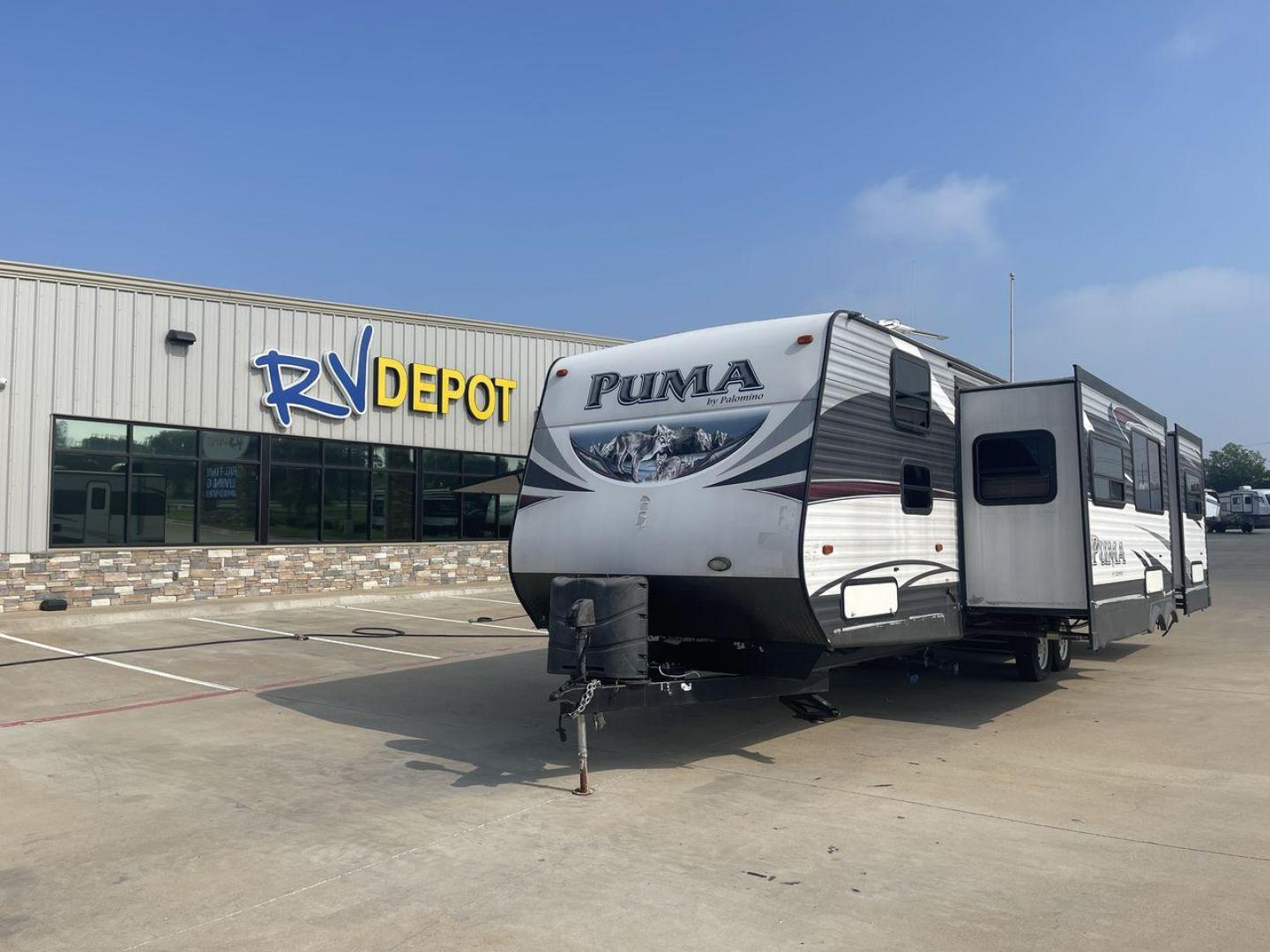 2016 PALOMINO PUMA 30FBSS (4X4TPUF22GP) , located at 4319 N Main St, Cleburne, TX, 76033, (817) 678-5133, 32.385960, -97.391212 - Photo#0