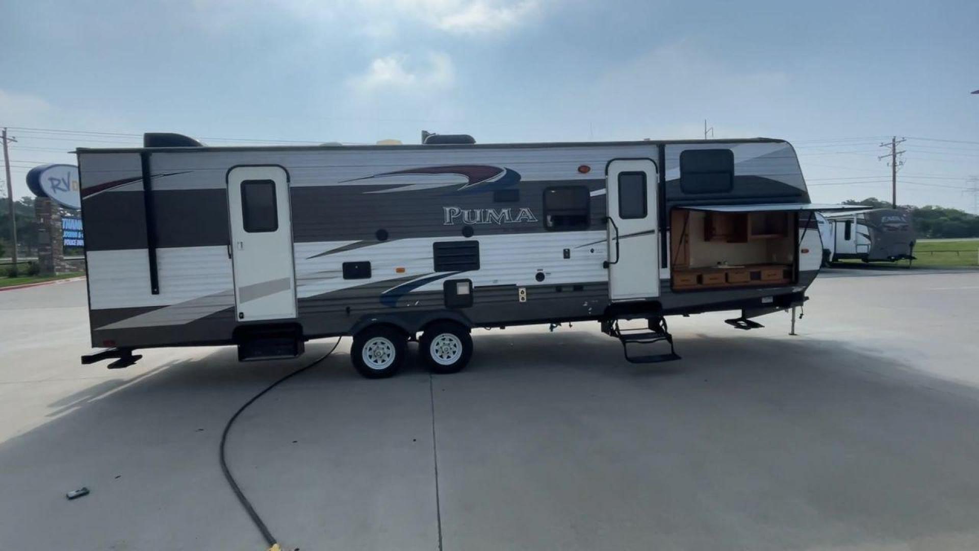 2016 PALOMINO PUMA 30FBSS (4X4TPUF22GP) , located at 4319 N Main St, Cleburne, TX, 76033, (817) 678-5133, 32.385960, -97.391212 - Photo#2