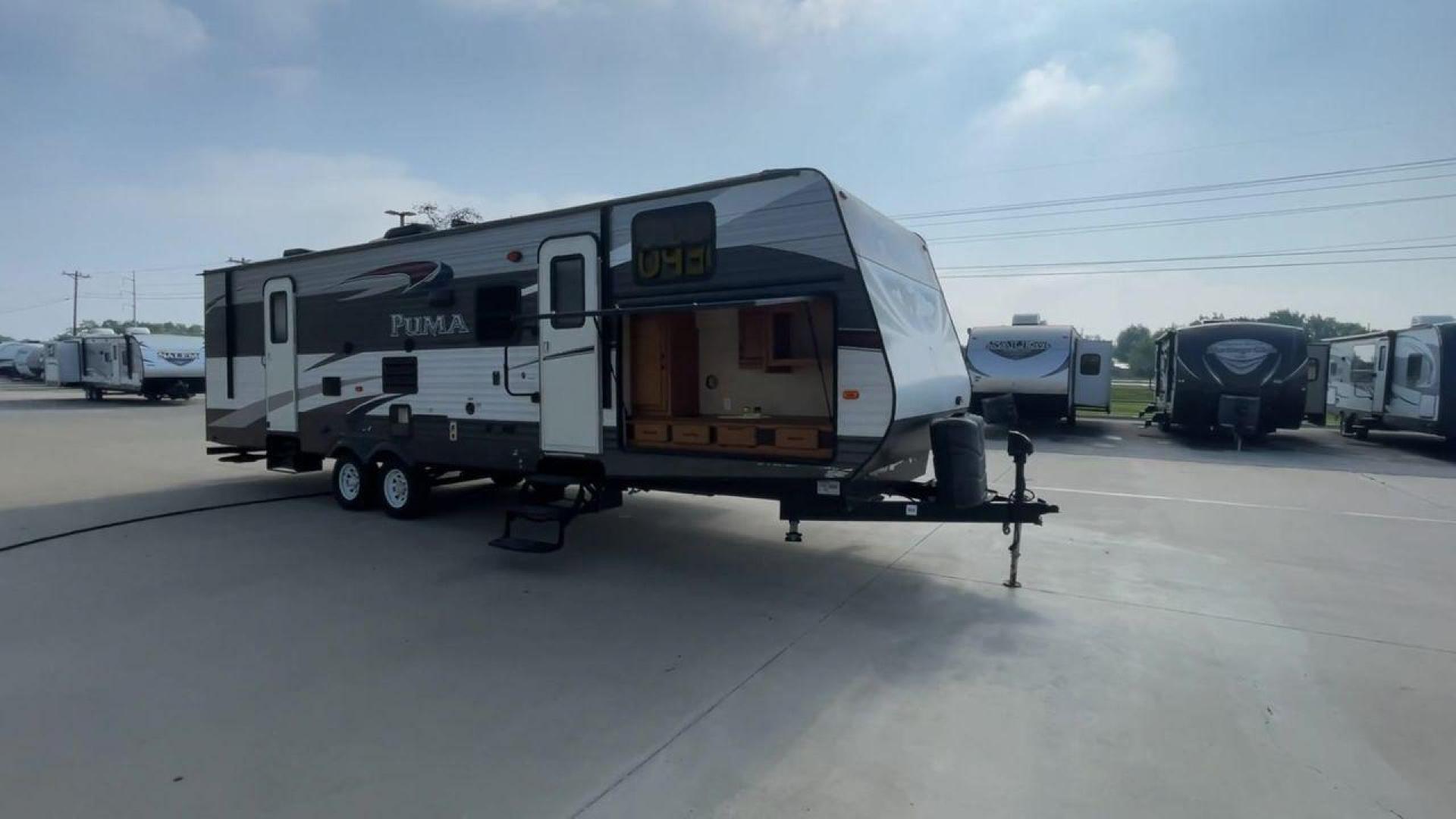 2016 PALOMINO PUMA 30FBSS (4X4TPUF22GP) , located at 4319 N Main St, Cleburne, TX, 76033, (817) 678-5133, 32.385960, -97.391212 - Photo#3