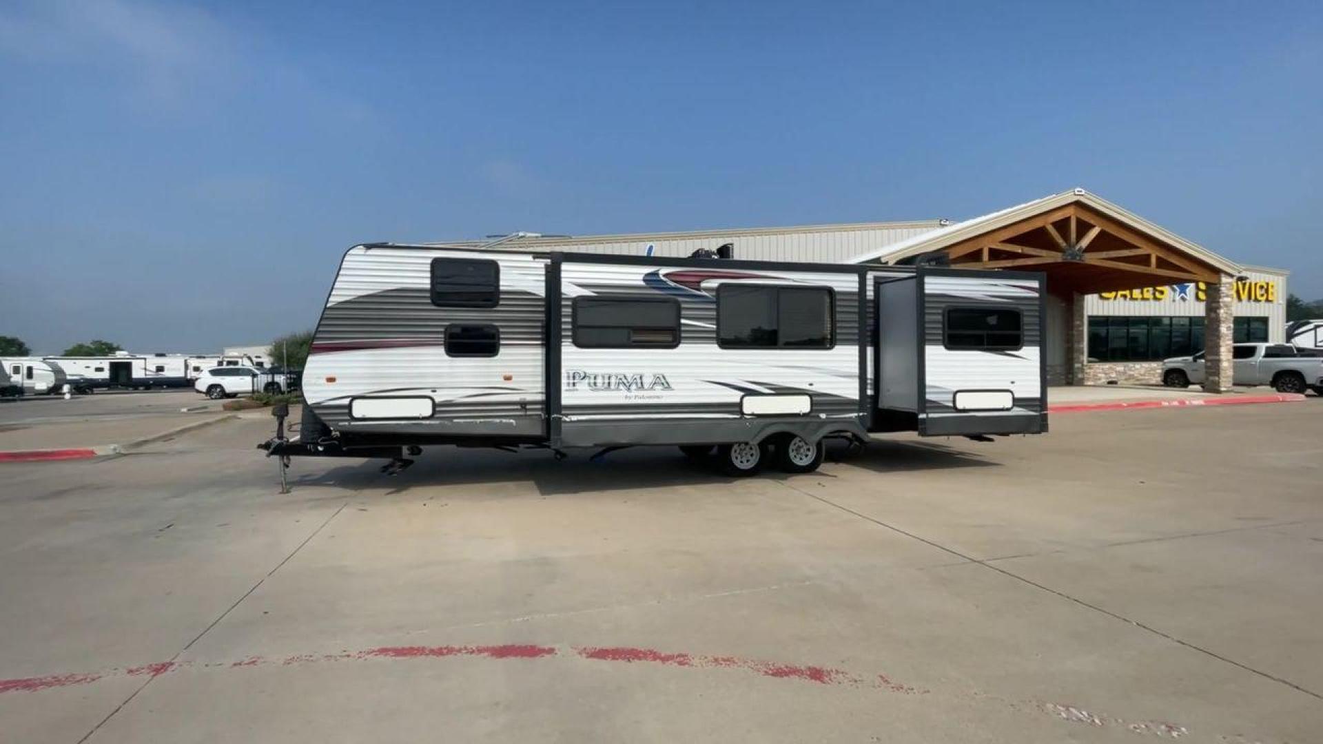 2016 PALOMINO PUMA 30FBSS (4X4TPUF22GP) , located at 4319 N Main St, Cleburne, TX, 76033, (817) 678-5133, 32.385960, -97.391212 - Photo#6