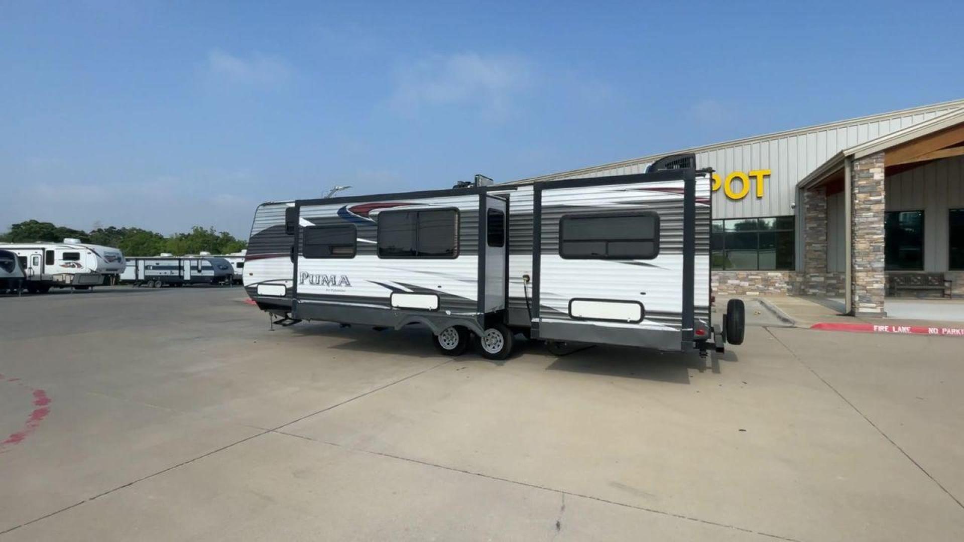 2016 PALOMINO PUMA 30FBSS (4X4TPUF22GP) , located at 4319 N Main St, Cleburne, TX, 76033, (817) 678-5133, 32.385960, -97.391212 - Photo#7