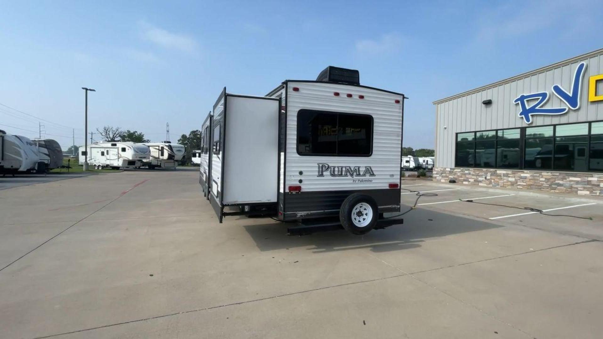 2016 PALOMINO PUMA 30FBSS (4X4TPUF22GP) , located at 4319 N Main St, Cleburne, TX, 76033, (817) 678-5133, 32.385960, -97.391212 - Photo#8