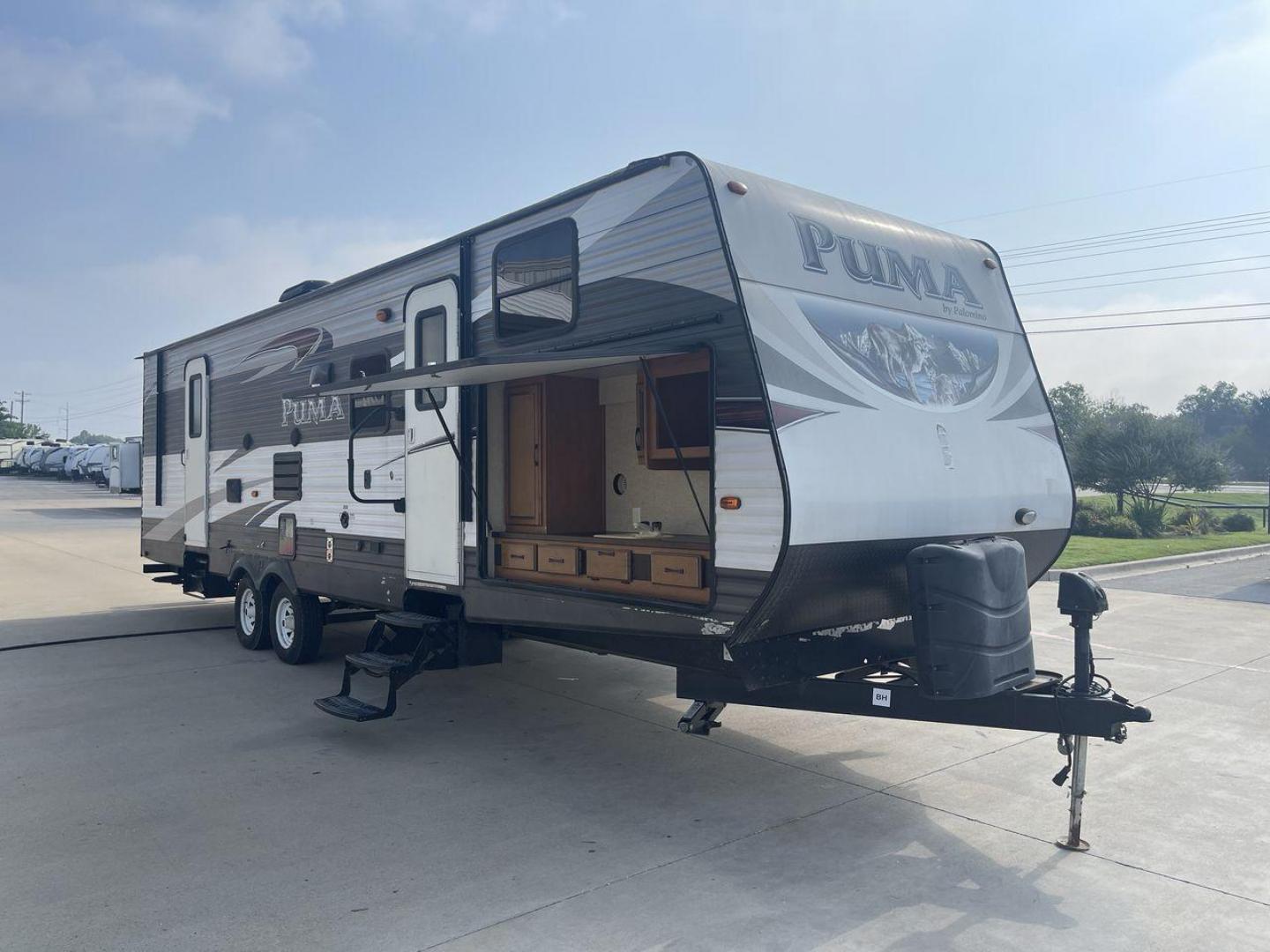 2016 PALOMINO PUMA 30FBSS (4X4TPUF22GP) , located at 4319 N Main St, Cleburne, TX, 76033, (817) 678-5133, 32.385960, -97.391212 - Photo#23