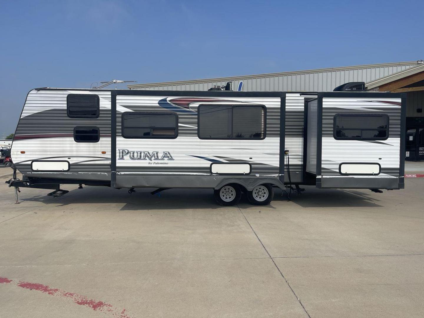 2016 PALOMINO PUMA 30FBSS (4X4TPUF22GP) , located at 4319 N Main St, Cleburne, TX, 76033, (817) 678-5133, 32.385960, -97.391212 - Photo#24