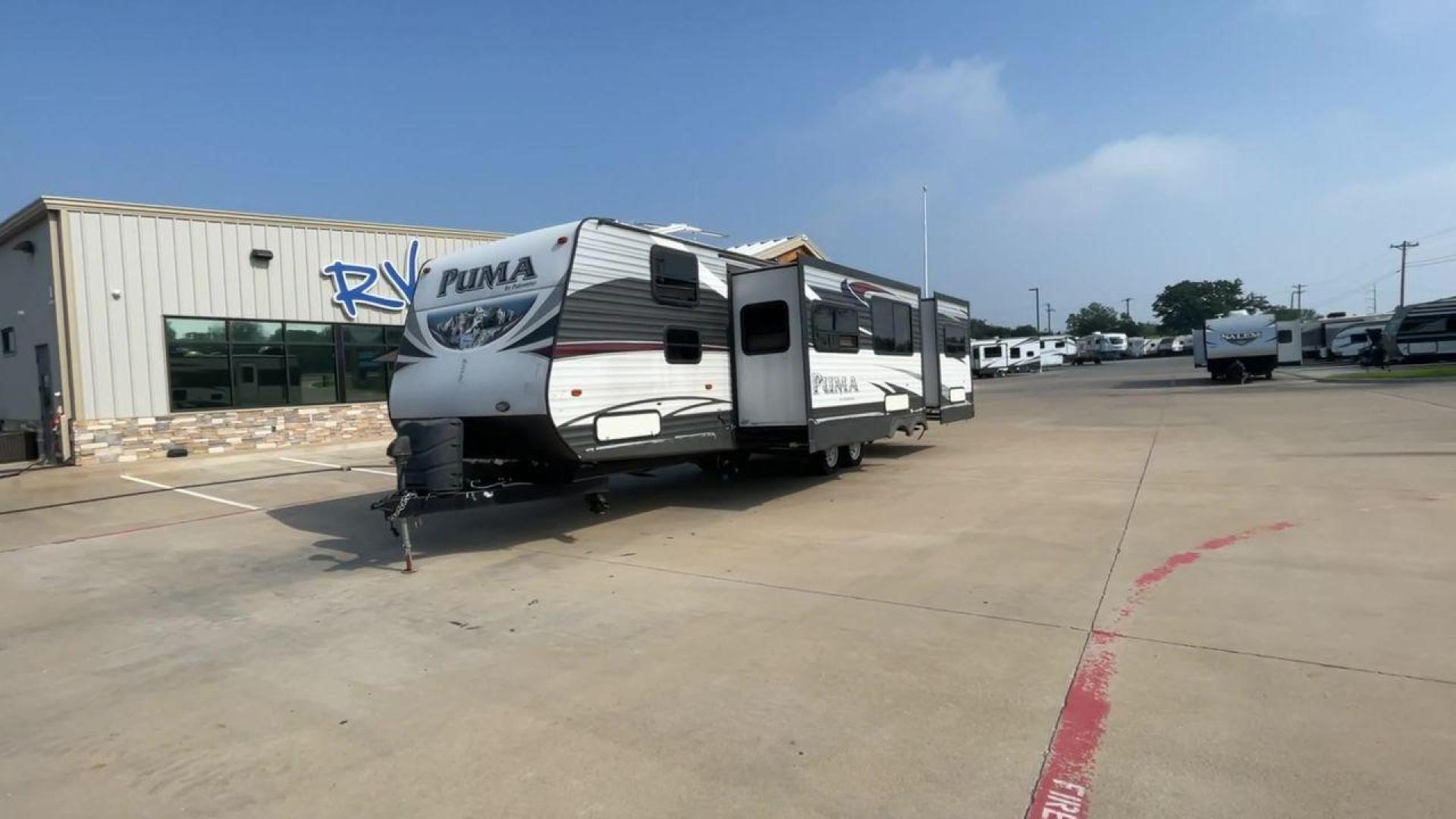 2016 PALOMINO PUMA 30FBSS (4X4TPUF22GP) , located at 4319 N Main St, Cleburne, TX, 76033, (817) 678-5133, 32.385960, -97.391212 - Photo#5