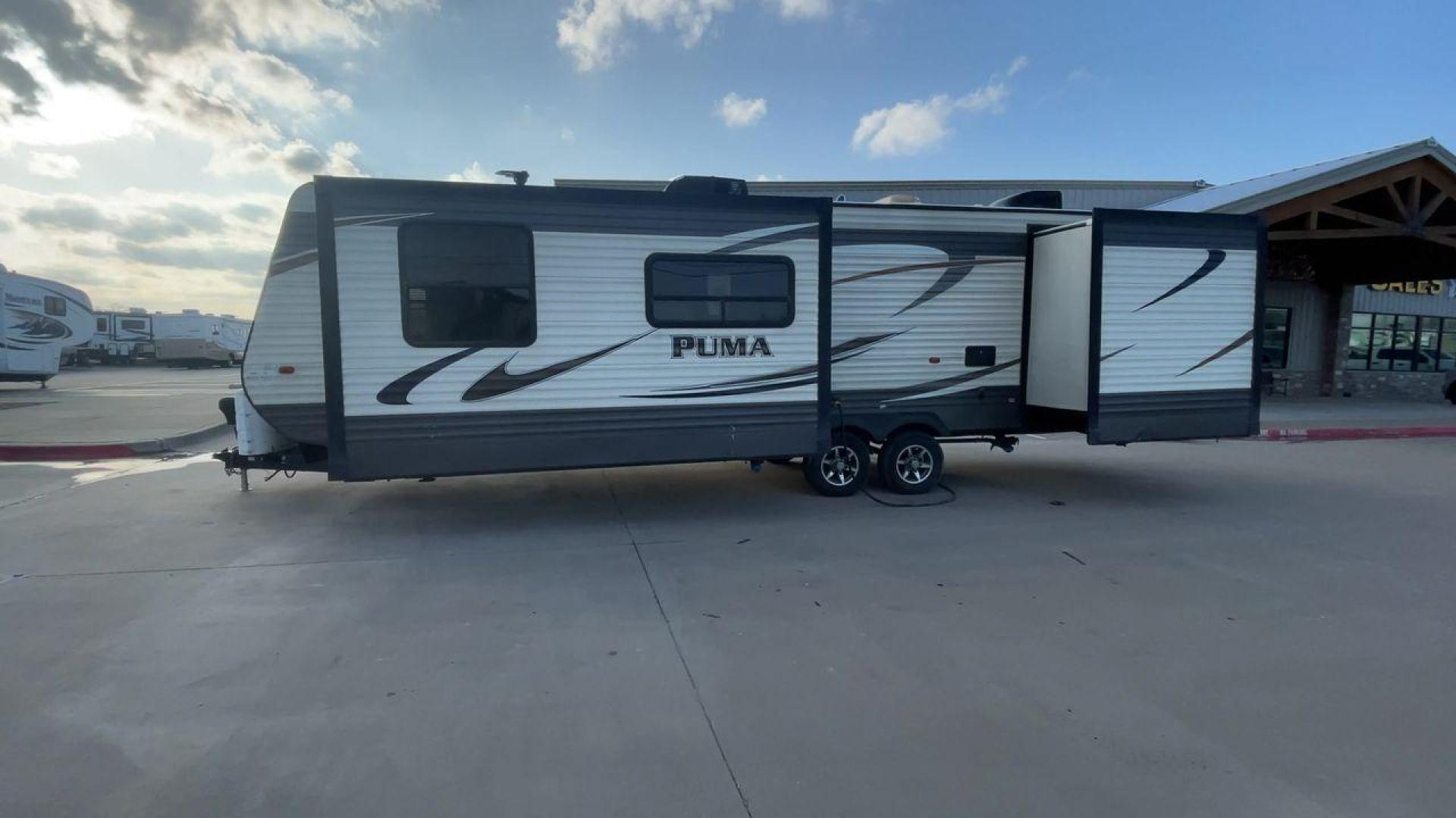 2016 TAN PALOMINO PUMA 30FKSS (4X4TPUF20GP) , Length: 34.75 ft. | Dry Weight: 7,992 lbs. | Gross Weight: 9,950 lbs. | Slides: 2 transmission, located at 4319 N Main St, Cleburne, TX, 76033, (817) 678-5133, 32.385960, -97.391212 - Take advantage of the 2016 Palomino Puma 30FKSS Travel Trailer and embrace the spirit of adventure. With its stylish, functional, and comfortable design, this travel trailer provides a cozy living area for your road trips. This unit has dimensions of 34.75 ft in length, 8 ft in width, and 11.08 ft i - Photo#6