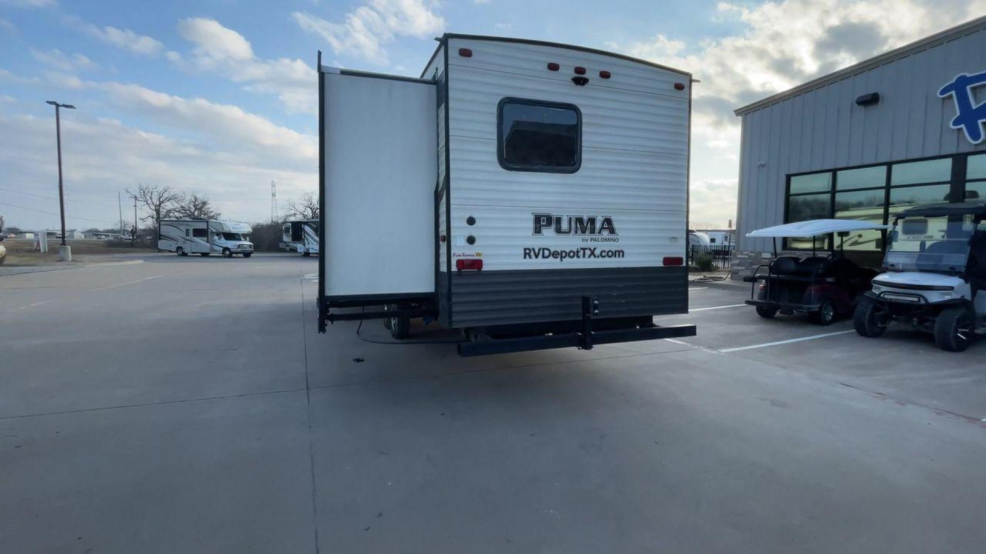 2016 TAN PALOMINO PUMA 30FKSS (4X4TPUF20GP) , Length: 34.75 ft. | Dry Weight: 7,992 lbs. | Gross Weight: 9,950 lbs. | Slides: 2 transmission, located at 4319 N Main St, Cleburne, TX, 76033, (817) 678-5133, 32.385960, -97.391212 - Take advantage of the 2016 Palomino Puma 30FKSS Travel Trailer and embrace the spirit of adventure. With its stylish, functional, and comfortable design, this travel trailer provides a cozy living area for your road trips. This unit has dimensions of 34.75 ft in length, 8 ft in width, and 11.08 ft i - Photo#8