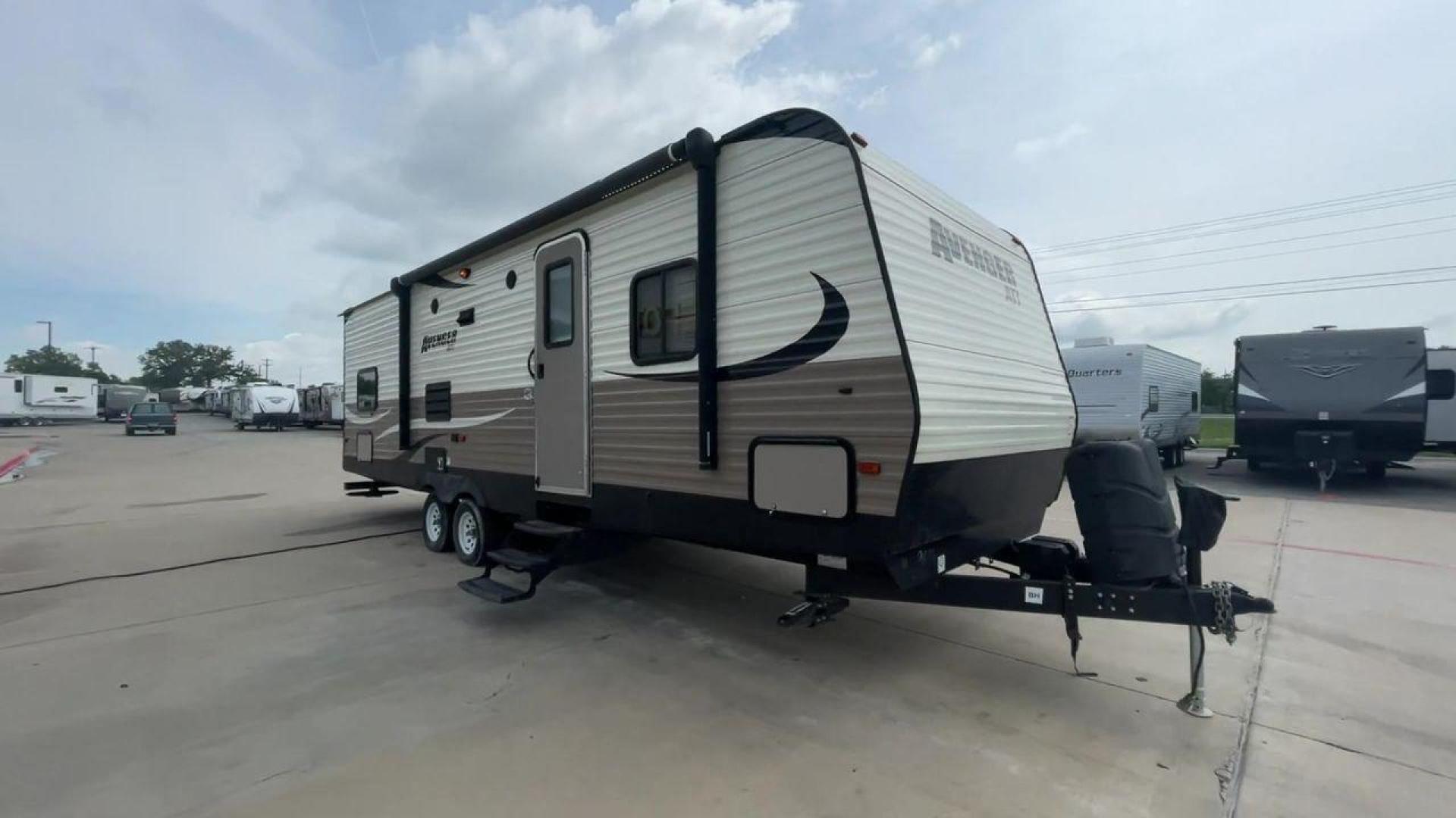 2016 TAN PRIMETIME AVENGER 27BBS (5ZT2AVSB9GB) , Length: 30.58 ft. | Dry Weight: 5,776 lbs. | Slides: 1 transmission, located at 4319 N Main St, Cleburne, TX, 76033, (817) 678-5133, 32.385960, -97.391212 - Photo#3