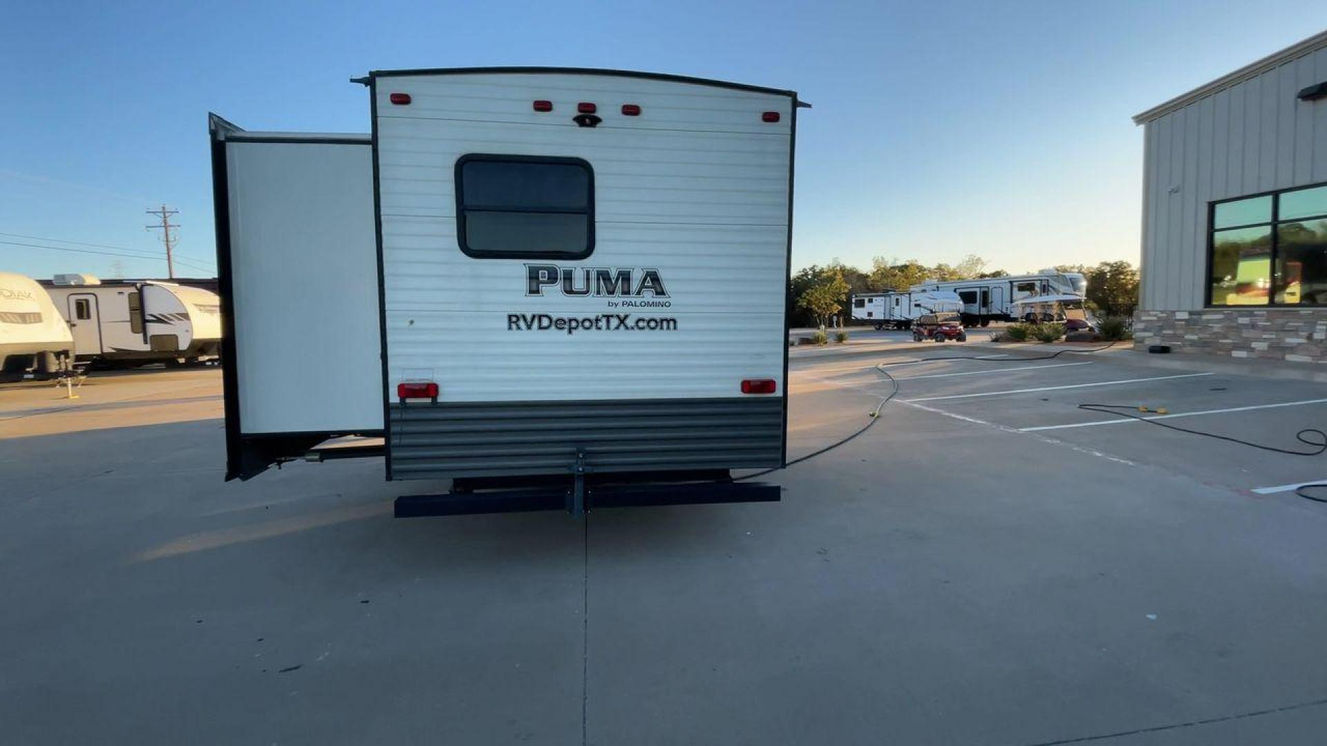 2016 TAN PUMA 32FBIS (4X4TPUH21GP) , Length: 35.33 ft. | Dry Weight: 8,858 lbs. | Gross Weight: 10,500 lbs. | Slides: 3 transmission, located at 4319 N Main St, Cleburne, TX, 76033, (817) 678-5133, 32.385960, -97.391212 - Photo#8