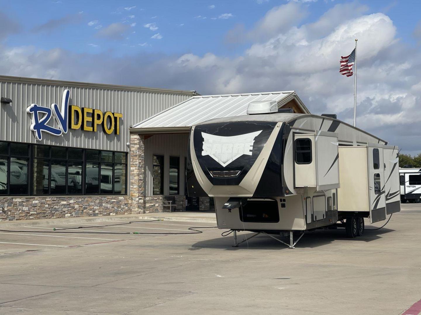 2016 TAN SABRE 365MB (4X4FSRN29G3) , Length: 42.42 ft. | Dry Weight: 12,994 lbs. | Gross Weight: 15,500 lbs. | Slides: 4 transmission, located at 4319 N Main St, Cleburne, TX, 76033, (817) 678-5133, 32.385960, -97.391212 - The 2016 Sabre 365MB Fifth Wheel stretches 42.42 feet in length, with a commanding presence on the road and at the campground. The exterior is finished in a beige and black color scheme, accented with bold swooping graphics that add an athletic flair to its overall look. The side profile features fo - Photo#0