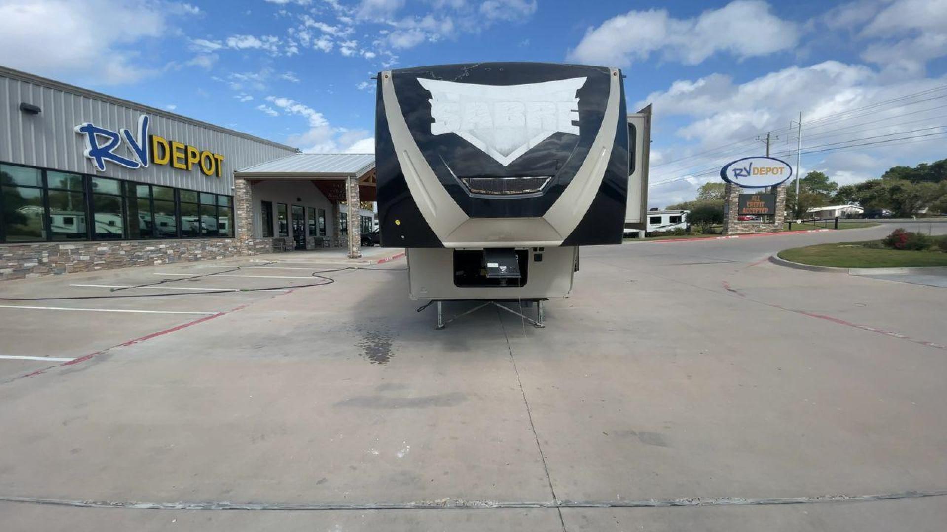 2016 TAN SABRE 365MB (4X4FSRN29G3) , Length: 42.42 ft. | Dry Weight: 12,994 lbs. | Gross Weight: 15,500 lbs. | Slides: 4 transmission, located at 4319 N Main St, Cleburne, TX, 76033, (817) 678-5133, 32.385960, -97.391212 - The 2016 Sabre 365MB Fifth Wheel stretches 42.42 feet in length, with a commanding presence on the road and at the campground. The exterior is finished in a beige and black color scheme, accented with bold swooping graphics that add an athletic flair to its overall look. The side profile features fo - Photo#4