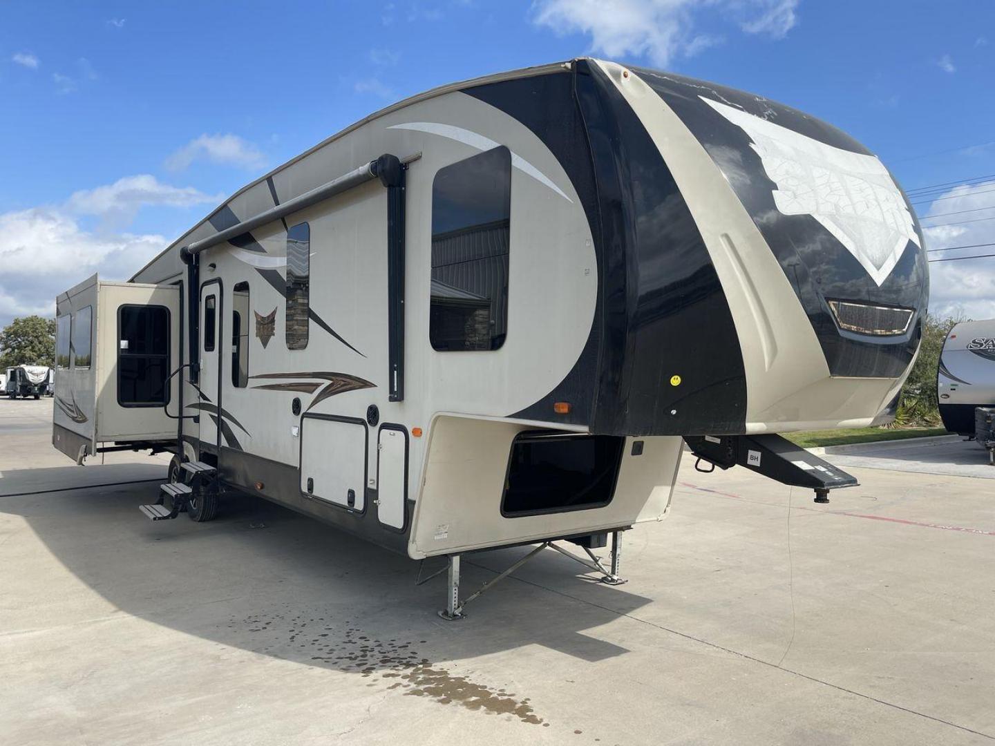 2016 TAN SABRE 365MB (4X4FSRN29G3) , Length: 42.42 ft. | Dry Weight: 12,994 lbs. | Gross Weight: 15,500 lbs. | Slides: 4 transmission, located at 4319 N Main St, Cleburne, TX, 76033, (817) 678-5133, 32.385960, -97.391212 - The 2016 Sabre 365MB Fifth Wheel stretches 42.42 feet in length, with a commanding presence on the road and at the campground. The exterior is finished in a beige and black color scheme, accented with bold swooping graphics that add an athletic flair to its overall look. The side profile features fo - Photo#22