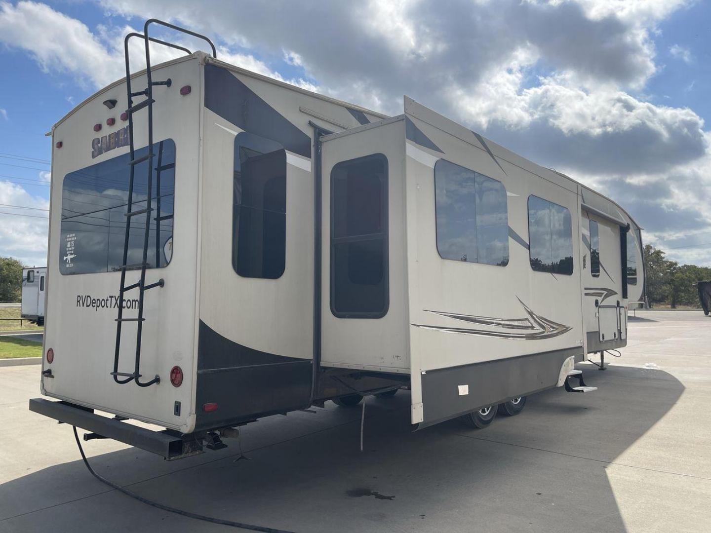 2016 TAN SABRE 365MB (4X4FSRN29G3) , Length: 42.42 ft. | Dry Weight: 12,994 lbs. | Gross Weight: 15,500 lbs. | Slides: 4 transmission, located at 4319 N Main St, Cleburne, TX, 76033, (817) 678-5133, 32.385960, -97.391212 - Photo#24