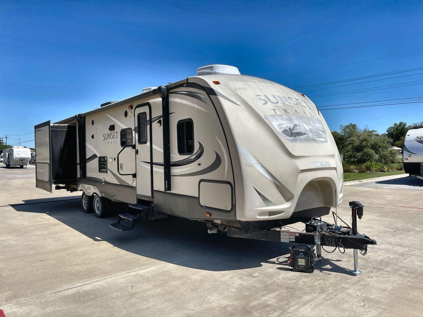 2016 TAN SUNSET TRAIL 33FR - (4V0TC3323GE) , Length: 36.92 ft | Dry Weight: 7,680 lbs | Gross Weight: 9,714 lbs | Slides: 3 transmission, located at 4319 N Main St, Cleburne, TX, 76033, (817) 678-5133, 32.385960, -97.391212 - Photo#22