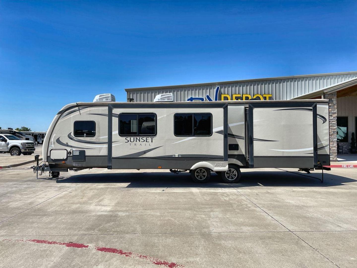 2016 TAN SUNSET TRAIL 33FR - (4V0TC3323GE) , Length: 36.92 ft | Dry Weight: 7,680 lbs | Gross Weight: 9,714 lbs | Slides: 3 transmission, located at 4319 N Main St, Cleburne, TX, 76033, (817) 678-5133, 32.385960, -97.391212 - Photo#23