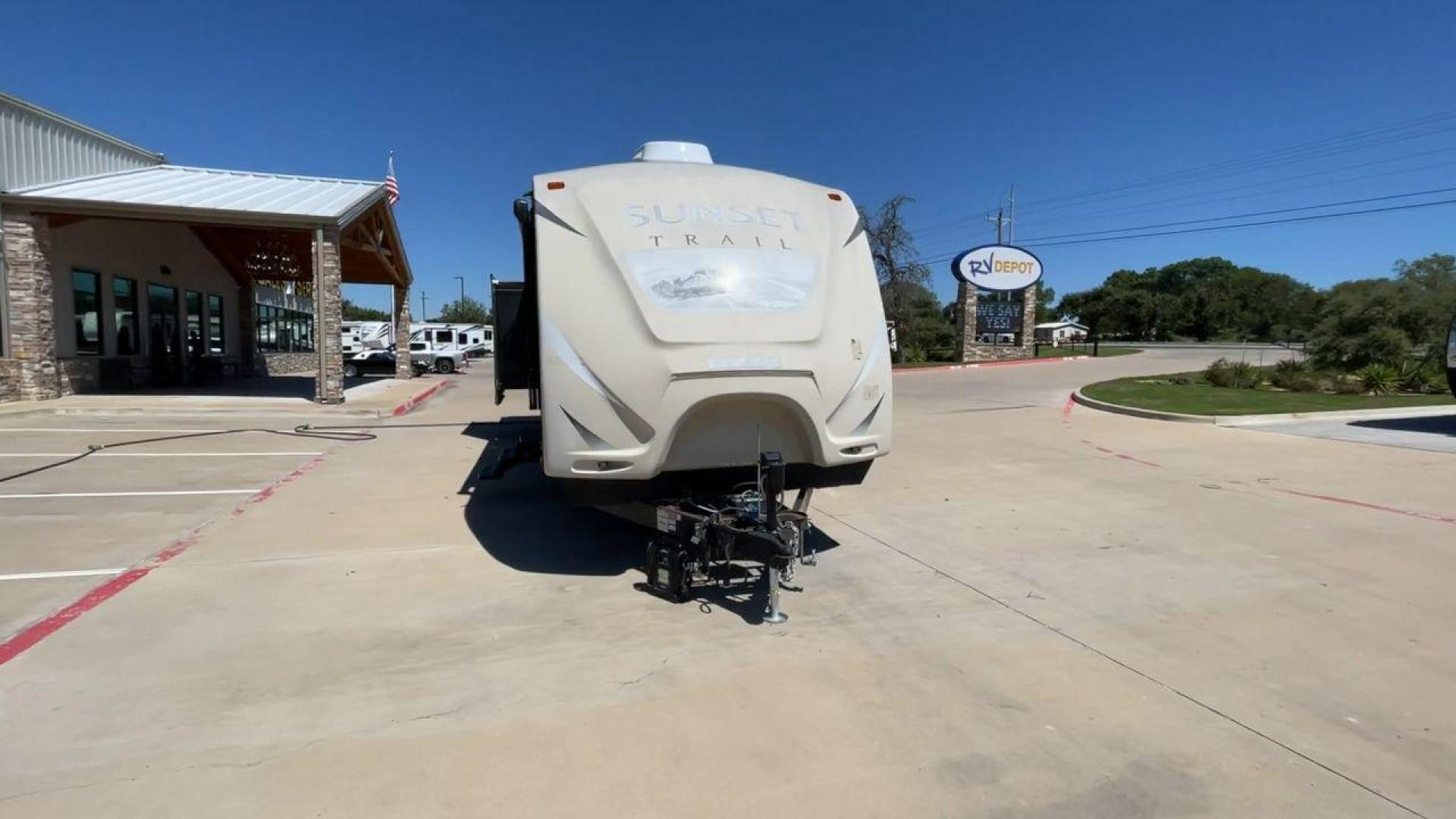 2016 TAN SUNSET TRAIL 33FR - (4V0TC3323GE) , Length: 36.92 ft | Dry Weight: 7,680 lbs | Gross Weight: 9,714 lbs | Slides: 3 transmission, located at 4319 N Main St, Cleburne, TX, 76033, (817) 678-5133, 32.385960, -97.391212 - Photo#4