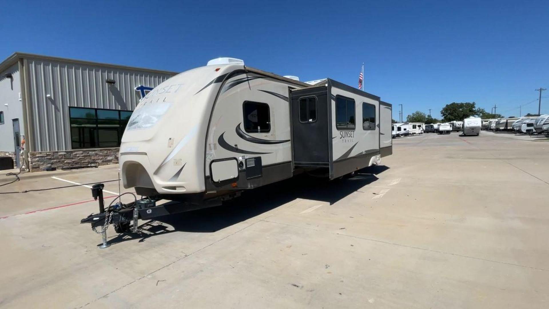 2016 TAN SUNSET TRAIL 33FR - (4V0TC3323GE) , Length: 36.92 ft | Dry Weight: 7,680 lbs | Gross Weight: 9,714 lbs | Slides: 3 transmission, located at 4319 N Main St, Cleburne, TX, 76033, (817) 678-5133, 32.385960, -97.391212 - Photo#5