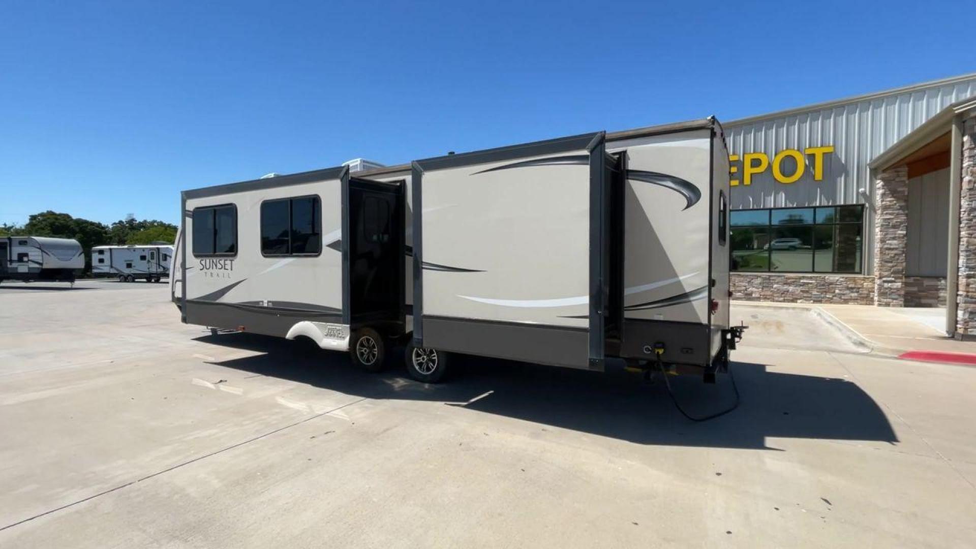 2016 TAN SUNSET TRAIL 33FR - (4V0TC3323GE) , Length: 36.92 ft | Dry Weight: 7,680 lbs | Gross Weight: 9,714 lbs | Slides: 3 transmission, located at 4319 N Main St, Cleburne, TX, 76033, (817) 678-5133, 32.385960, -97.391212 - Photo#7