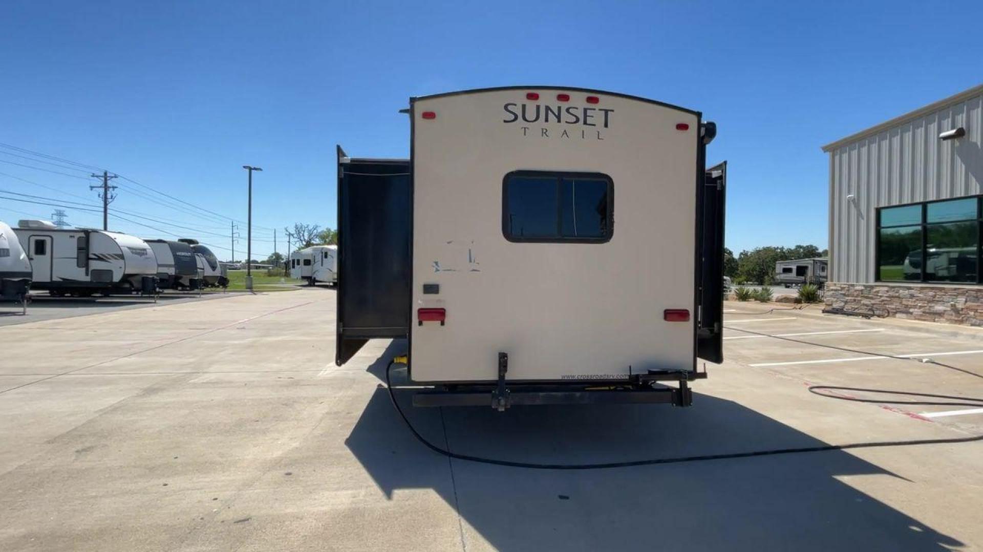 2016 TAN SUNSET TRAIL 33FR - (4V0TC3323GE) , Length: 36.92 ft | Dry Weight: 7,680 lbs | Gross Weight: 9,714 lbs | Slides: 3 transmission, located at 4319 N Main St, Cleburne, TX, 76033, (817) 678-5133, 32.385960, -97.391212 - Photo#8