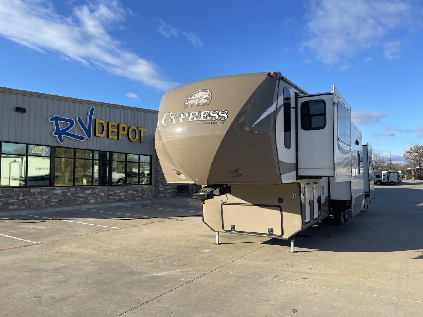 2016 BEIGE THOR REDWOOD CYPRESS 39FL (4V0FC3827GR) , Length: 41.83 ft. | Dry Weight: 13,904 lbs | Gross Weight: 16,500 lbs | Slides: 5 transmission, located at 4319 N Main St, Cleburne, TX, 76033, (817) 678-5133, 32.385960, -97.391212 - Take a look at the 2016 Thor Redwood Cypress 39FL Fifth Wheel and experience elegance and luxury. This luxurious fifth wheel offers an exquisite living area that combines comfort and luxury for your travels. The dimensions of this unit are 41.83 ft in length, 13.17 ft in height, and 6.75 ft in i - Photo#0