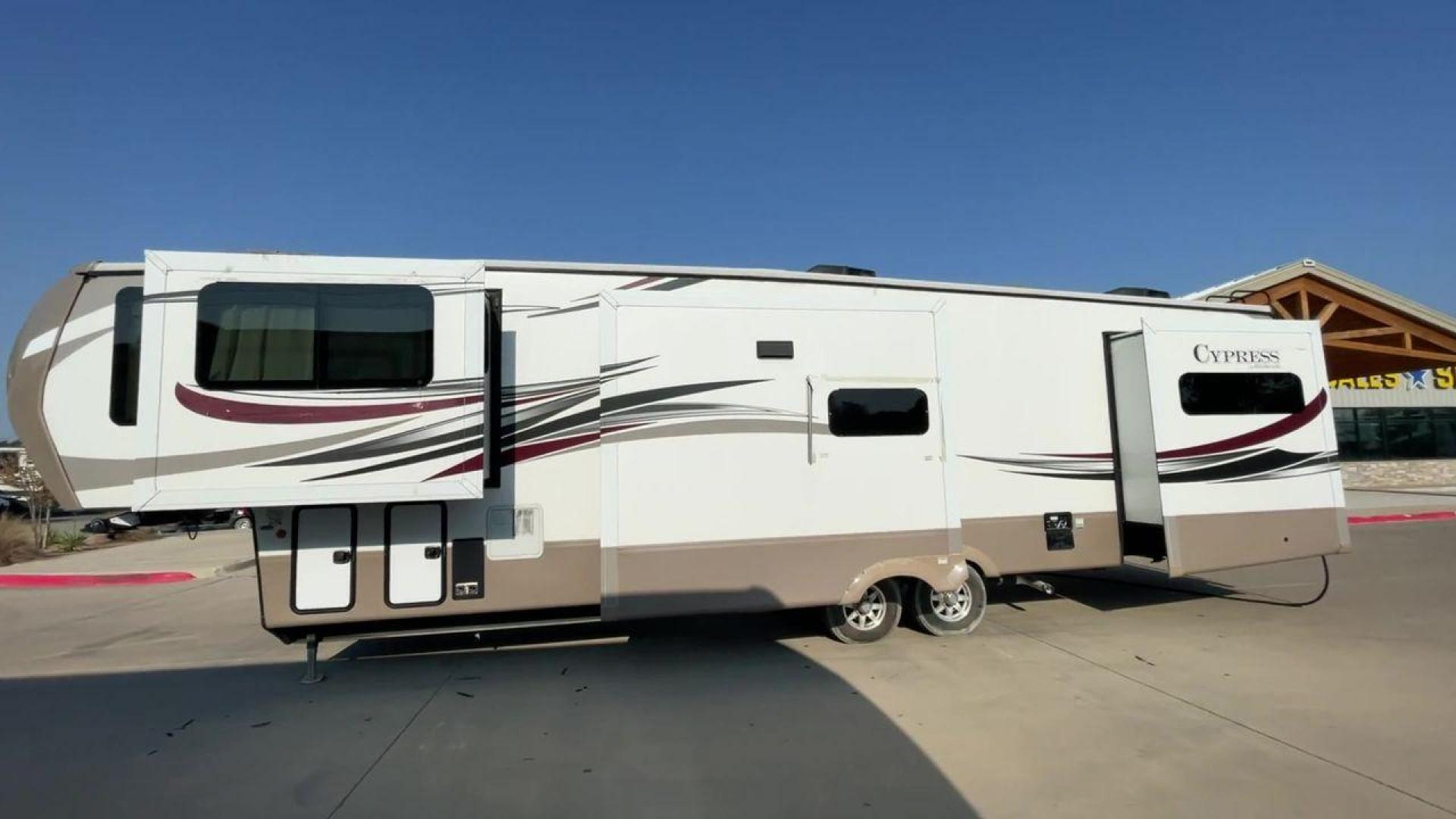 2016 BEIGE THOR REDWOOD CYPRESS 39FL (4V0FC3827GR) , Length: 41.83 ft. | Dry Weight: 13,904 lbs | Gross Weight: 16,500 lbs | Slides: 5 transmission, located at 4319 N Main St, Cleburne, TX, 76033, (817) 678-5133, 32.385960, -97.391212 - Take a look at the 2016 Thor Redwood Cypress 39FL Fifth Wheel and experience elegance and luxury. This luxurious fifth wheel offers an exquisite living area that combines comfort and luxury for your travels. The dimensions of this unit are 41.83 ft in length, 13.17 ft in height, and 6.75 ft in i - Photo#6