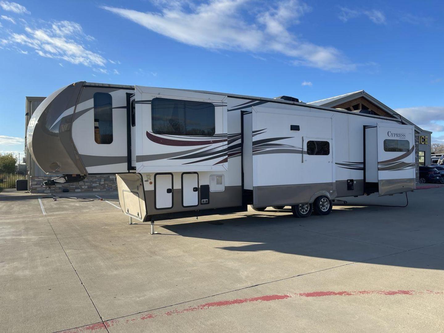 2016 BEIGE THOR REDWOOD CYPRESS 39FL (4V0FC3827GR) , Length: 41.83 ft. | Dry Weight: 13,904 lbs | Gross Weight: 16,500 lbs | Slides: 5 transmission, located at 4319 N Main St, Cleburne, TX, 76033, (817) 678-5133, 32.385960, -97.391212 - Take a look at the 2016 Thor Redwood Cypress 39FL Fifth Wheel and experience elegance and luxury. This luxurious fifth wheel offers an exquisite living area that combines comfort and luxury for your travels. The dimensions of this unit are 41.83 ft in length, 13.17 ft in height, and 6.75 ft in i - Photo#22