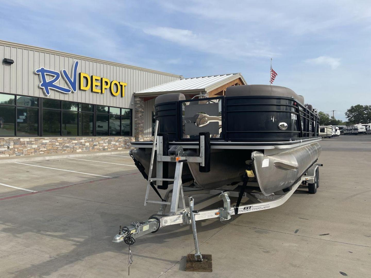 2016 BLACK VERANDA VERTEX 25C (JBC86929L51) , Length: 25 ft. transmission, located at 4319 N Main St, Cleburne, TX, 76033, (817) 678-5133, 32.385960, -97.391212 - The 2016 Veranda V Boats 25C is a luxurious and meticulously designed pontoon boat that takes water adventures to a new level of sophistication. This vessel offers a spacious and versatile layout, ideal for those who prioritize comfort and style on the water. The 25C is equipped with plush seating t - Photo#0