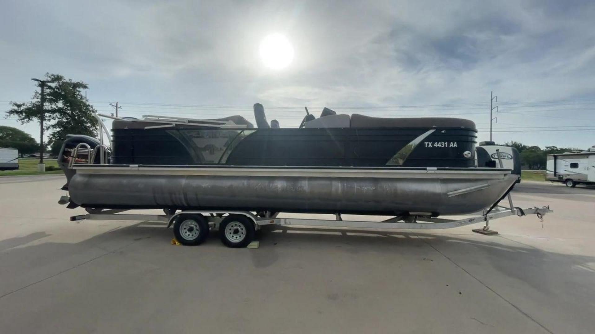 2016 BLACK VERANDA VERTEX 25C (JBC86929L51) , Length: 25 ft. transmission, located at 4319 N Main St, Cleburne, TX, 76033, (817) 678-5133, 32.385960, -97.391212 - The 2016 Veranda V Boats 25C is a luxurious and meticulously designed pontoon boat that takes water adventures to a new level of sophistication. This vessel offers a spacious and versatile layout, ideal for those who prioritize comfort and style on the water. The 25C is equipped with plush seating t - Photo#2