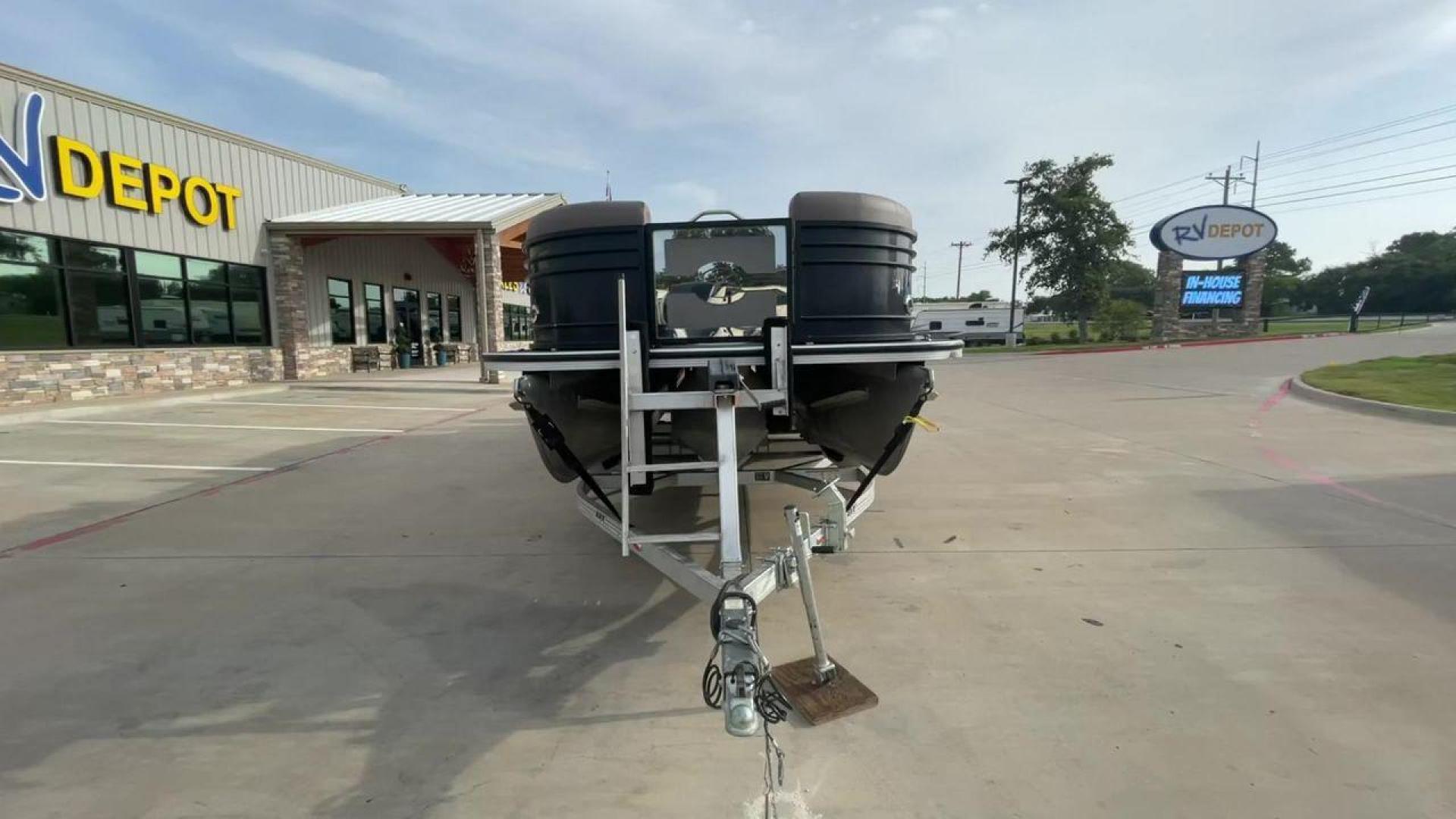 2016 BLACK VERANDA VERTEX 25C (JBC86929L51) , Length: 25 ft. transmission, located at 4319 N Main St, Cleburne, TX, 76033, (817) 678-5133, 32.385960, -97.391212 - The 2016 Veranda V Boats 25C is a luxurious and meticulously designed pontoon boat that takes water adventures to a new level of sophistication. This vessel offers a spacious and versatile layout, ideal for those who prioritize comfort and style on the water. The 25C is equipped with plush seating t - Photo#4