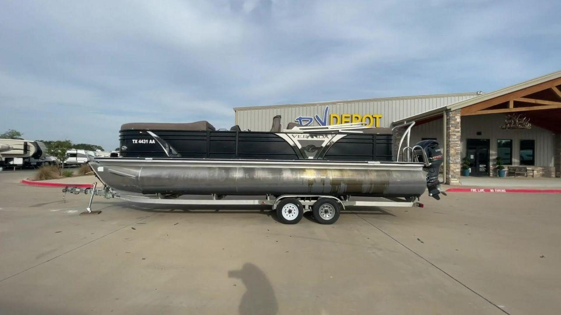 2016 BLACK VERANDA VERTEX 25C (JBC86929L51) , Length: 25 ft. transmission, located at 4319 N Main St, Cleburne, TX, 76033, (817) 678-5133, 32.385960, -97.391212 - The 2016 Veranda V Boats 25C is a luxurious and meticulously designed pontoon boat that takes water adventures to a new level of sophistication. This vessel offers a spacious and versatile layout, ideal for those who prioritize comfort and style on the water. The 25C is equipped with plush seating t - Photo#6