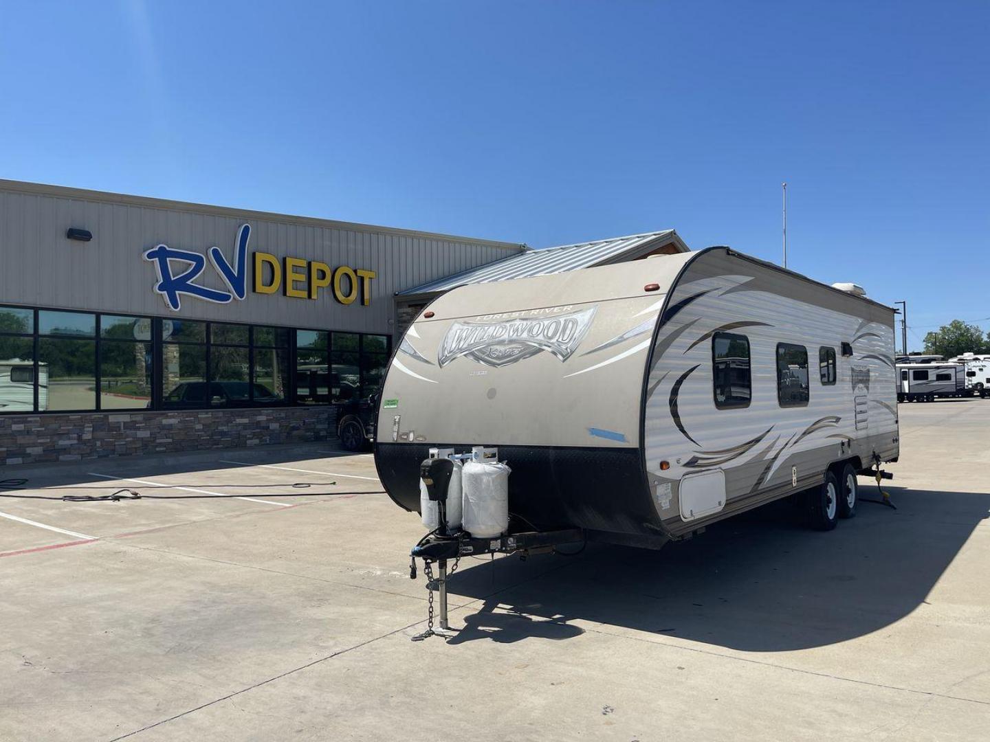 2016 WHITE WILDWOOD X-LITE 261BHXL - (4X4TWDB2XG7) , Length: 29.08 ft. | Dry Weight: 4,314 lbs. | Slides: 0 transmission, located at 4319 N Main St, Cleburne, TX, 76033, (817) 678-5133, 32.385960, -97.391212 - Experience the perfect blend of comfort and convenience with the 2016 Wildwood X-Lite 261BHXL for your outdoor adventures. This travel trailer offers a great balance between spaciousness and maneuverability, making it an ideal choice for those seeking a comfortable and easy-to-handle option. Even wi - Photo#0