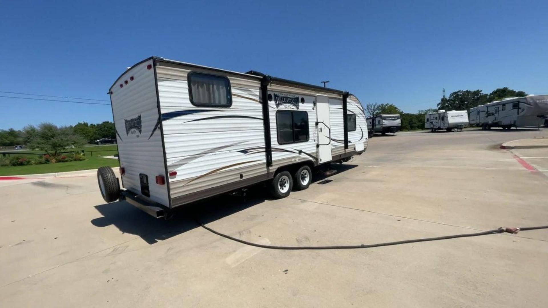 2016 WHITE WILDWOOD X-LITE 261BHXL - (4X4TWDB2XG7) , Length: 29.08 ft. | Dry Weight: 4,314 lbs. | Slides: 0 transmission, located at 4319 N Main St, Cleburne, TX, 76033, (817) 678-5133, 32.385960, -97.391212 - Experience the perfect blend of comfort and convenience with the 2016 Wildwood X-Lite 261BHXL for your outdoor adventures. This travel trailer offers a great balance between spaciousness and maneuverability, making it an ideal choice for those seeking a comfortable and easy-to-handle option. Even wi - Photo#1