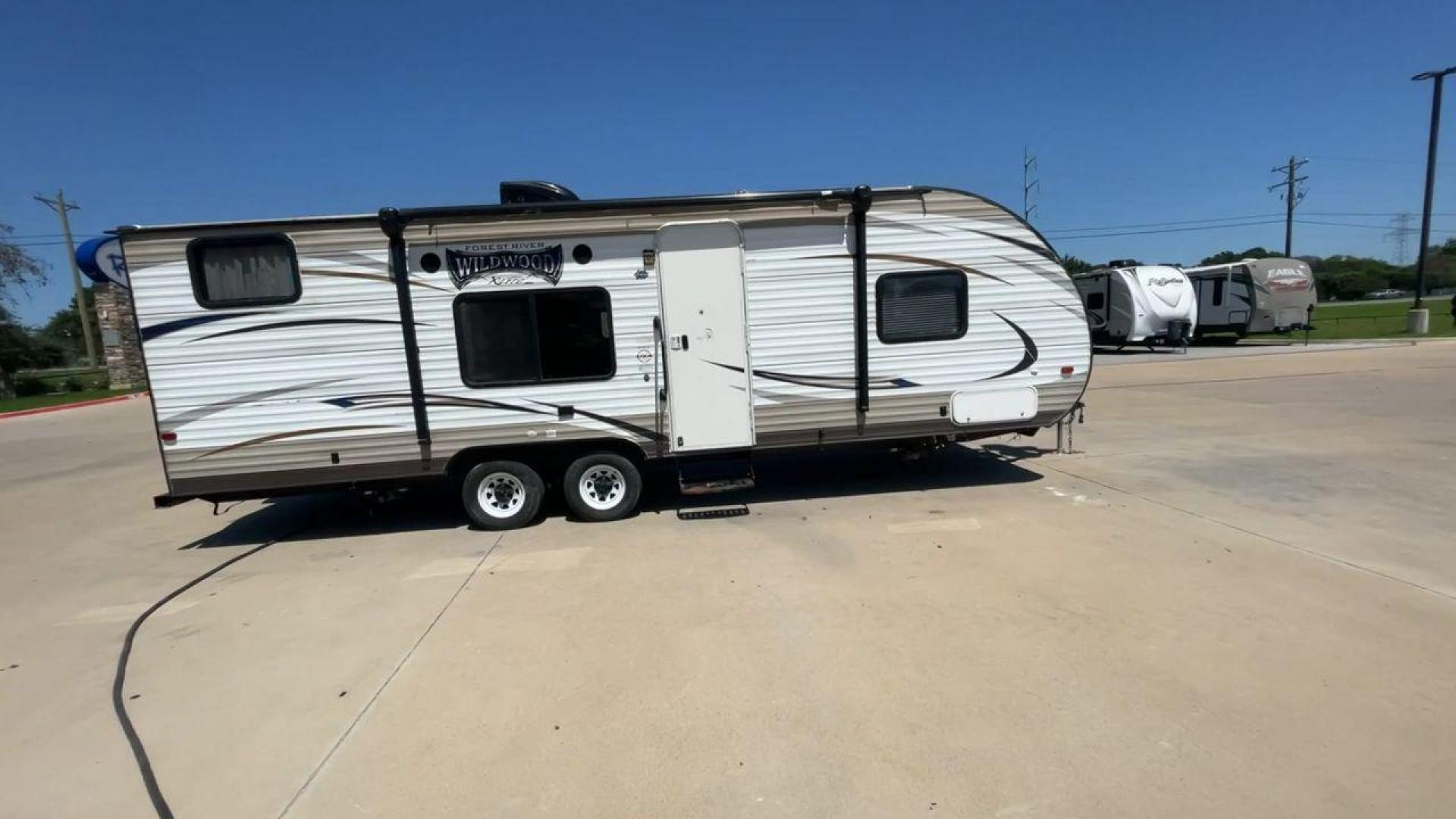 2016 WHITE WILDWOOD X-LITE 261BHXL - (4X4TWDB2XG7) , Length: 29.08 ft. | Dry Weight: 4,314 lbs. | Slides: 0 transmission, located at 4319 N Main St, Cleburne, TX, 76033, (817) 678-5133, 32.385960, -97.391212 - Experience the perfect blend of comfort and convenience with the 2016 Wildwood X-Lite 261BHXL for your outdoor adventures. This travel trailer offers a great balance between spaciousness and maneuverability, making it an ideal choice for those seeking a comfortable and easy-to-handle option. Even wi - Photo#2