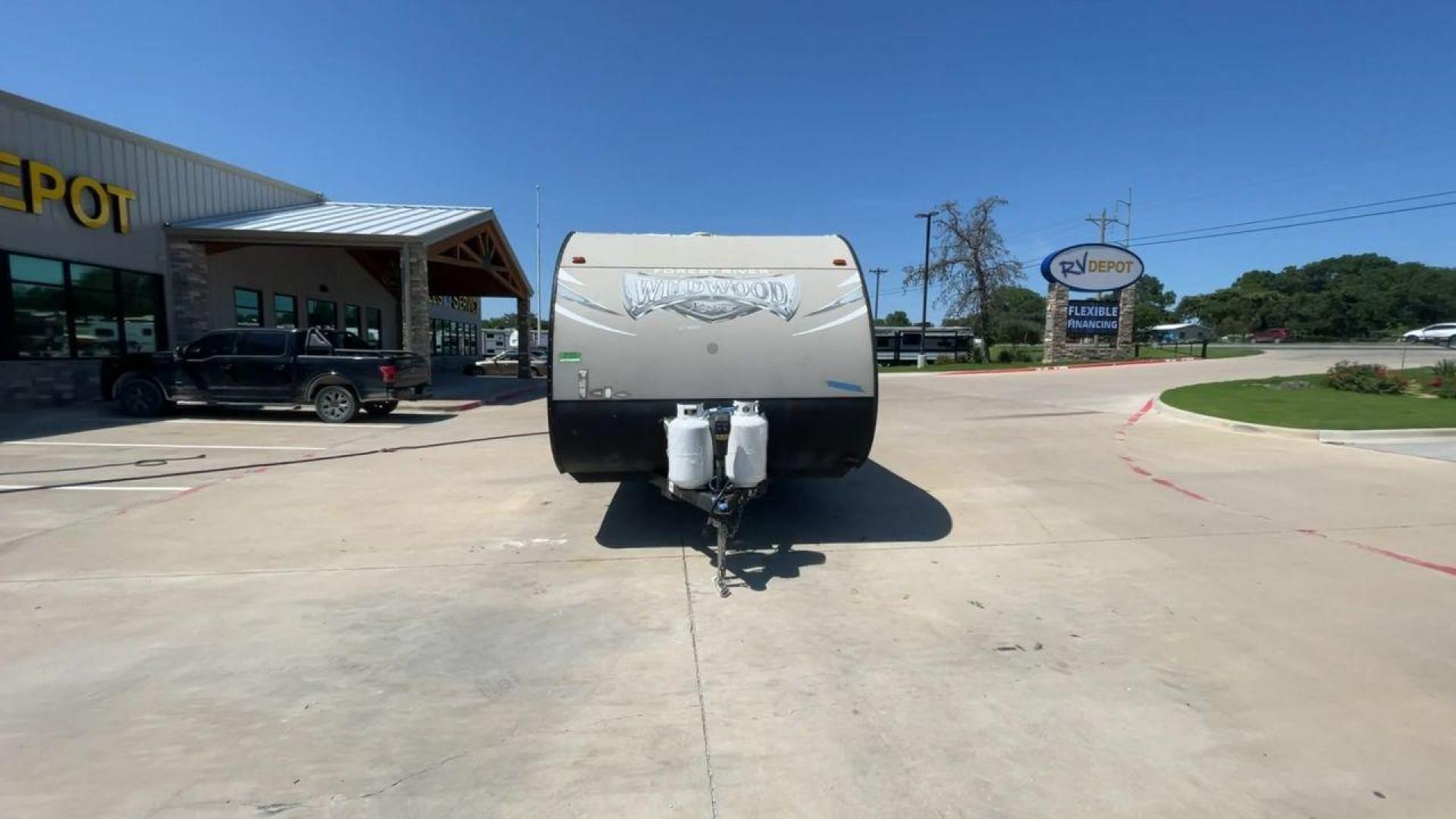 2016 WHITE WILDWOOD X-LITE 261BHXL - (4X4TWDB2XG7) , Length: 29.08 ft. | Dry Weight: 4,314 lbs. | Slides: 0 transmission, located at 4319 N Main St, Cleburne, TX, 76033, (817) 678-5133, 32.385960, -97.391212 - Experience the perfect blend of comfort and convenience with the 2016 Wildwood X-Lite 261BHXL for your outdoor adventures. This travel trailer offers a great balance between spaciousness and maneuverability, making it an ideal choice for those seeking a comfortable and easy-to-handle option. Even wi - Photo#4