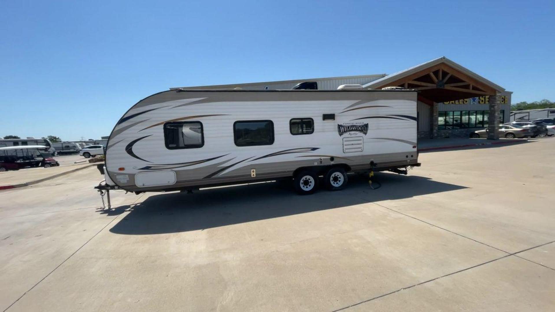 2016 WHITE WILDWOOD X-LITE 261BHXL - (4X4TWDB2XG7) , Length: 29.08 ft. | Dry Weight: 4,314 lbs. | Slides: 0 transmission, located at 4319 N Main St, Cleburne, TX, 76033, (817) 678-5133, 32.385960, -97.391212 - Experience the perfect blend of comfort and convenience with the 2016 Wildwood X-Lite 261BHXL for your outdoor adventures. This travel trailer offers a great balance between spaciousness and maneuverability, making it an ideal choice for those seeking a comfortable and easy-to-handle option. Even wi - Photo#6