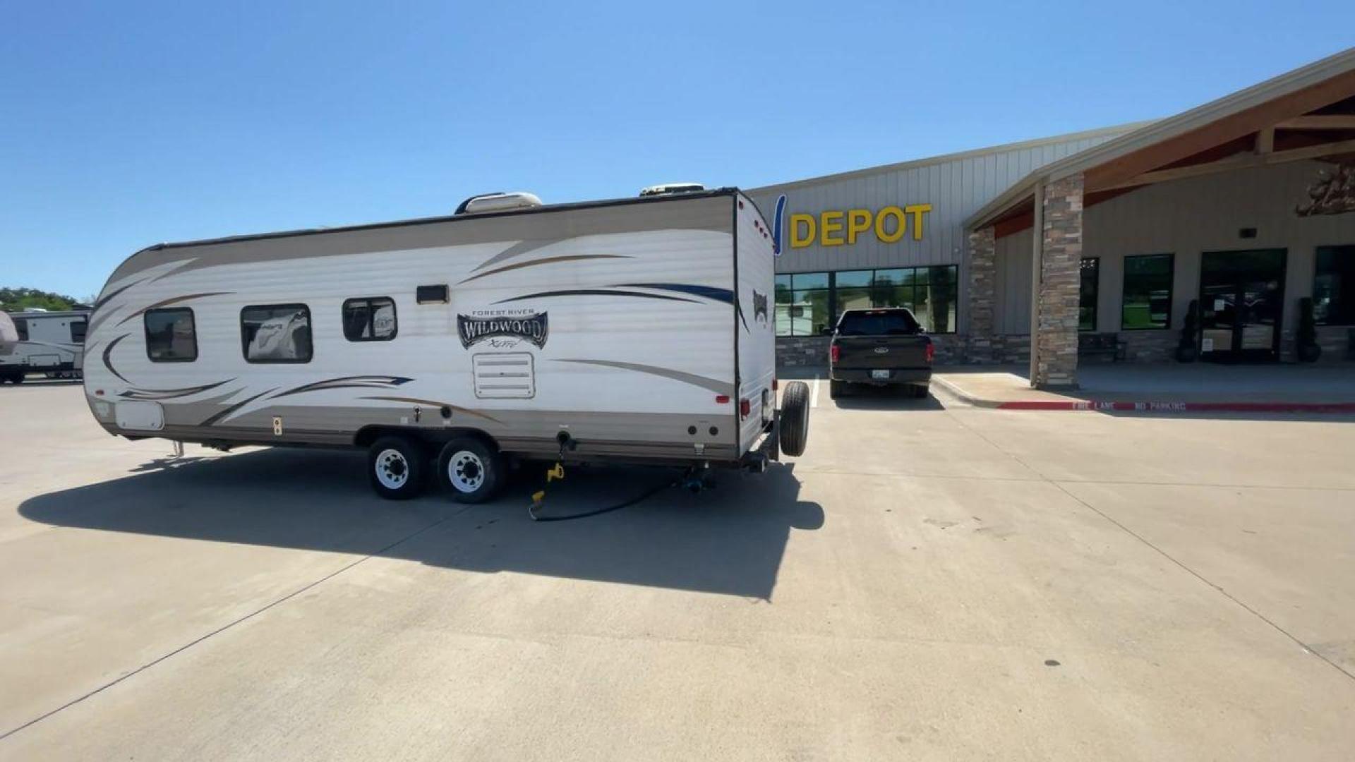 2016 WHITE WILDWOOD X-LITE 261BHXL - (4X4TWDB2XG7) , Length: 29.08 ft. | Dry Weight: 4,314 lbs. | Slides: 0 transmission, located at 4319 N Main St, Cleburne, TX, 76033, (817) 678-5133, 32.385960, -97.391212 - Experience the perfect blend of comfort and convenience with the 2016 Wildwood X-Lite 261BHXL for your outdoor adventures. This travel trailer offers a great balance between spaciousness and maneuverability, making it an ideal choice for those seeking a comfortable and easy-to-handle option. Even wi - Photo#7