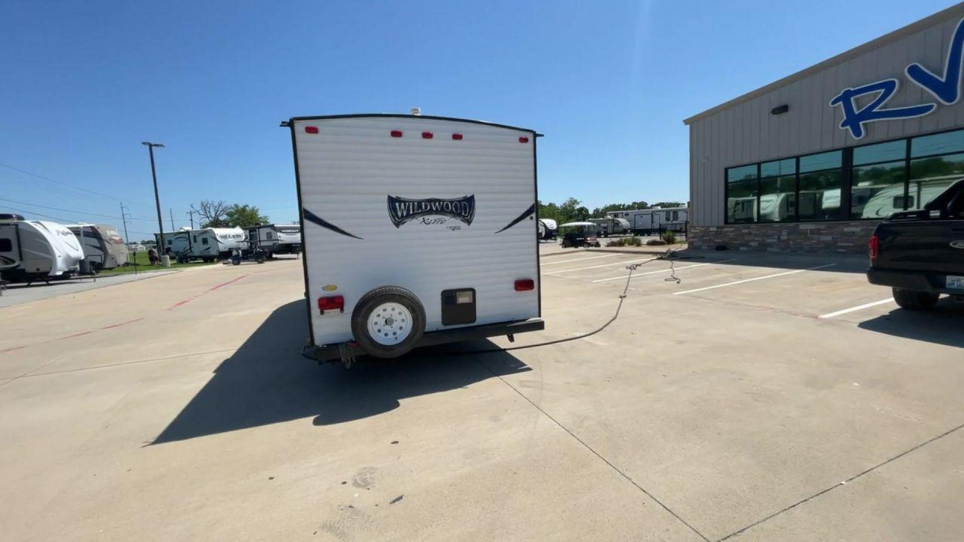 2016 WHITE WILDWOOD X-LITE 261BHXL - (4X4TWDB2XG7) , Length: 29.08 ft. | Dry Weight: 4,314 lbs. | Slides: 0 transmission, located at 4319 N Main St, Cleburne, TX, 76033, (817) 678-5133, 32.385960, -97.391212 - Experience the perfect blend of comfort and convenience with the 2016 Wildwood X-Lite 261BHXL for your outdoor adventures. This travel trailer offers a great balance between spaciousness and maneuverability, making it an ideal choice for those seeking a comfortable and easy-to-handle option. Even wi - Photo#8