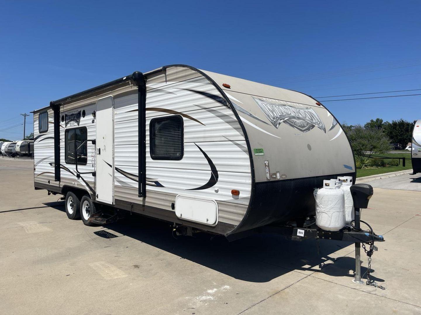 2016 WHITE WILDWOOD X-LITE 261BHXL - (4X4TWDB2XG7) , Length: 29.08 ft. | Dry Weight: 4,314 lbs. | Slides: 0 transmission, located at 4319 N Main St, Cleburne, TX, 76033, (817) 678-5133, 32.385960, -97.391212 - Experience the perfect blend of comfort and convenience with the 2016 Wildwood X-Lite 261BHXL for your outdoor adventures. This travel trailer offers a great balance between spaciousness and maneuverability, making it an ideal choice for those seeking a comfortable and easy-to-handle option. Even wi - Photo#22