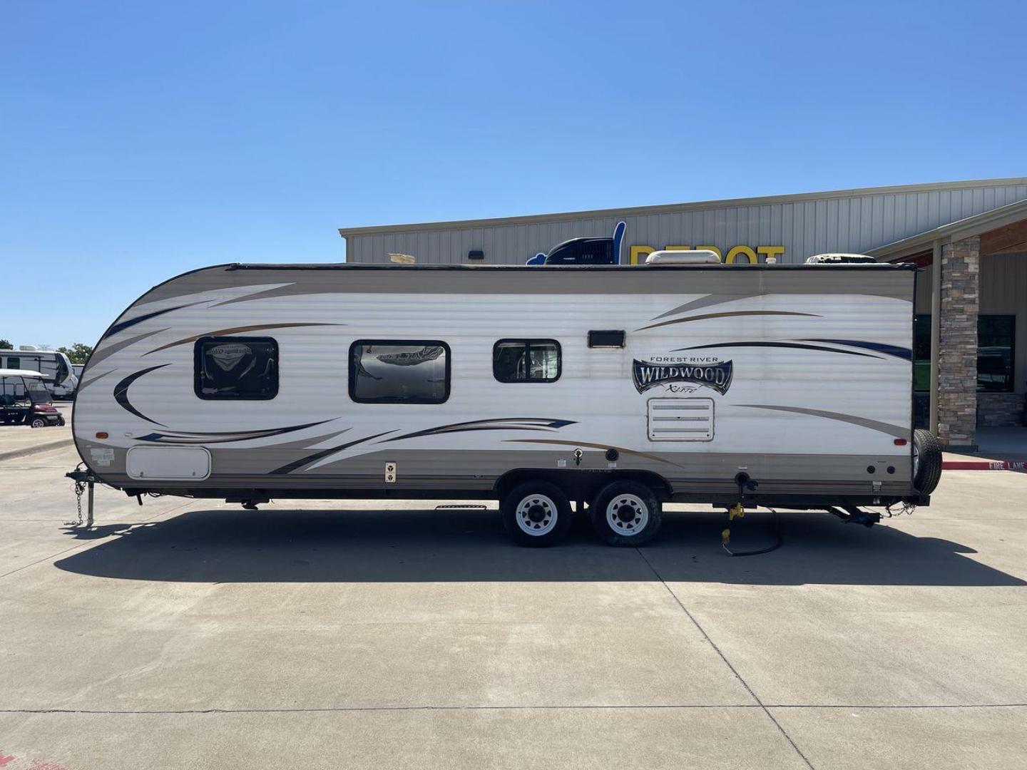 2016 WHITE WILDWOOD X-LITE 261BHXL - (4X4TWDB2XG7) , Length: 29.08 ft. | Dry Weight: 4,314 lbs. | Slides: 0 transmission, located at 4319 N Main St, Cleburne, TX, 76033, (817) 678-5133, 32.385960, -97.391212 - Experience the perfect blend of comfort and convenience with the 2016 Wildwood X-Lite 261BHXL for your outdoor adventures. This travel trailer offers a great balance between spaciousness and maneuverability, making it an ideal choice for those seeking a comfortable and easy-to-handle option. Even wi - Photo#23