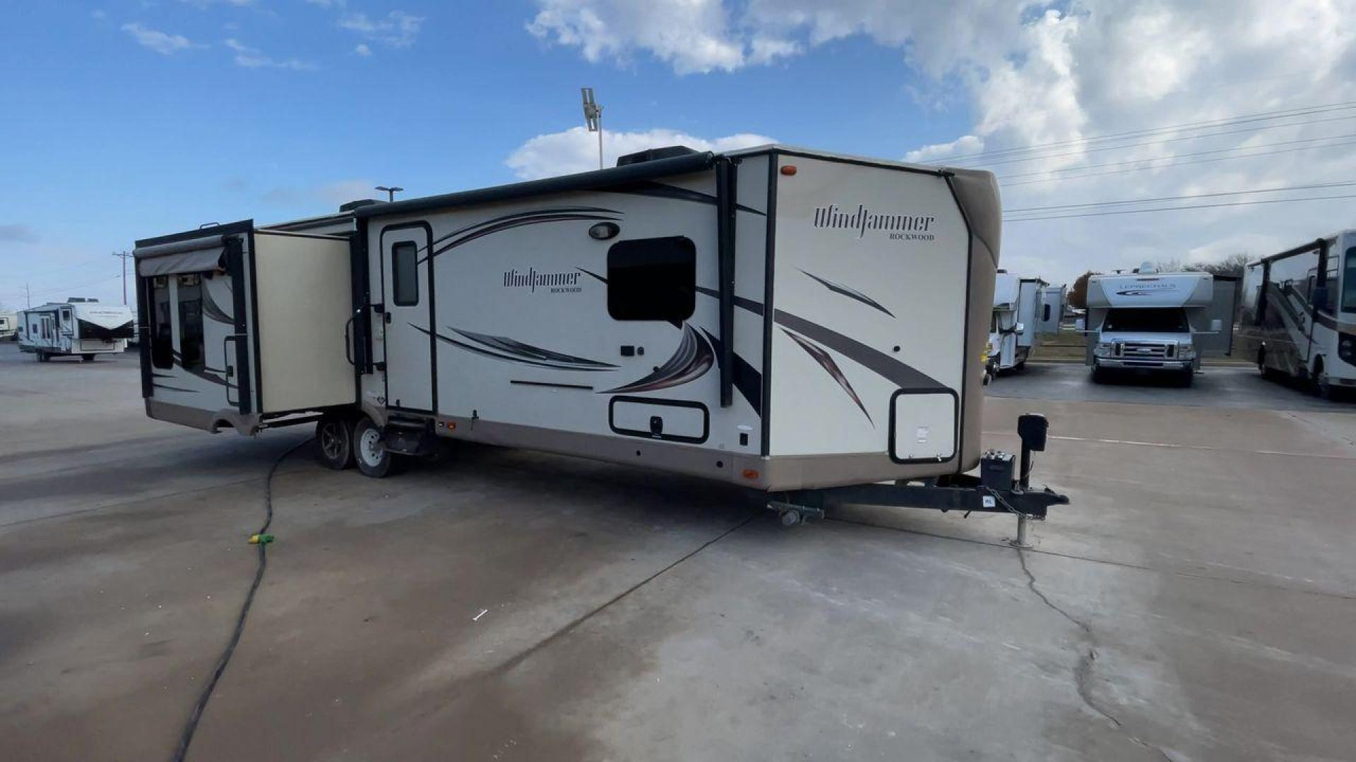 2016 WINDJAMMER 3029W (4X4TRLF23G1) , Length: 35 ft. | Dry Weight: 7,692 lbs. | Slides: 3 transmission, located at 4319 N Main St, Cleburne, TX, 76033, (817) 678-5133, 32.385960, -97.391212 - Photo#3