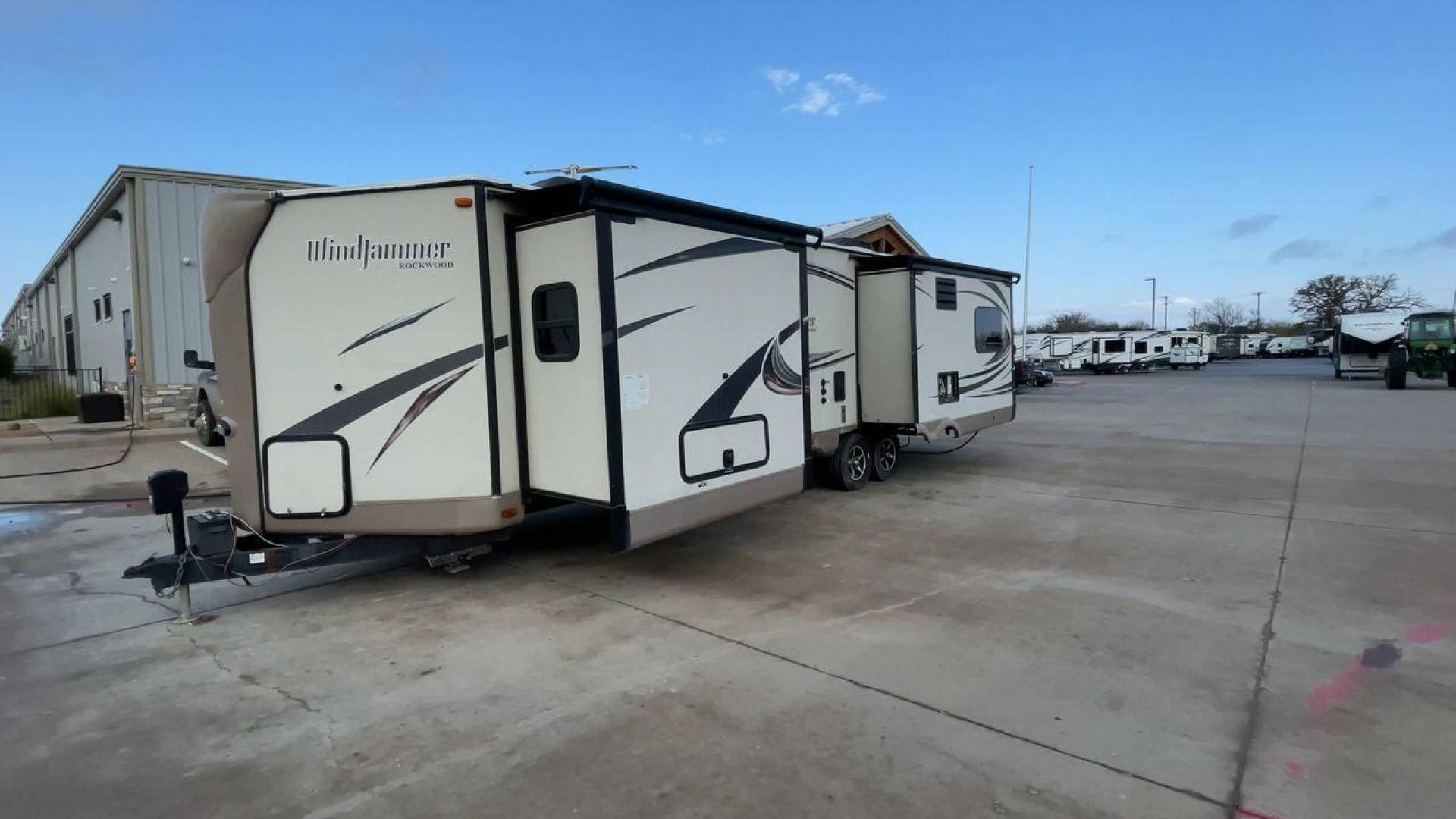 2016 WINDJAMMER 3029W (4X4TRLF23G1) , Length: 35 ft. | Dry Weight: 7,692 lbs. | Slides: 3 transmission, located at 4319 N Main St, Cleburne, TX, 76033, (817) 678-5133, 32.385960, -97.391212 - Photo#5