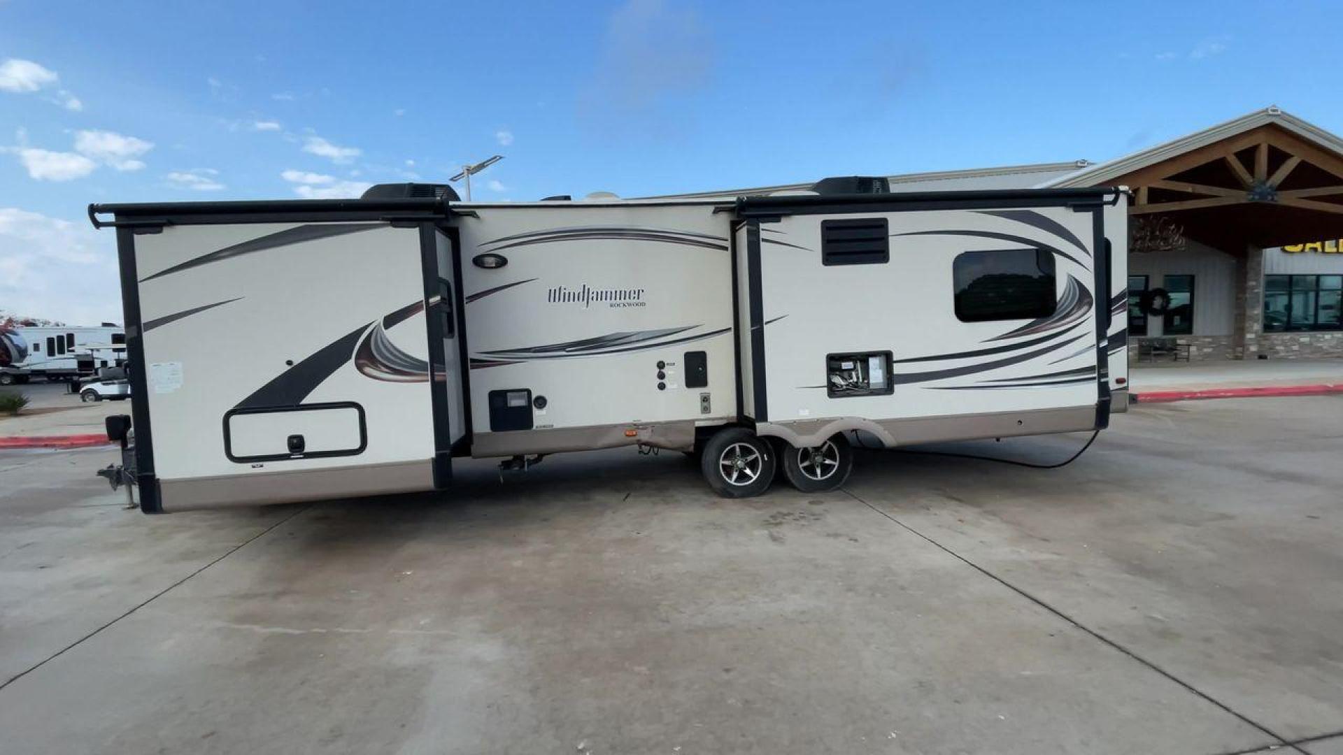 2016 WINDJAMMER 3029W (4X4TRLF23G1) , Length: 35 ft. | Dry Weight: 7,692 lbs. | Slides: 3 transmission, located at 4319 N Main St, Cleburne, TX, 76033, (817) 678-5133, 32.385960, -97.391212 - Photo#6