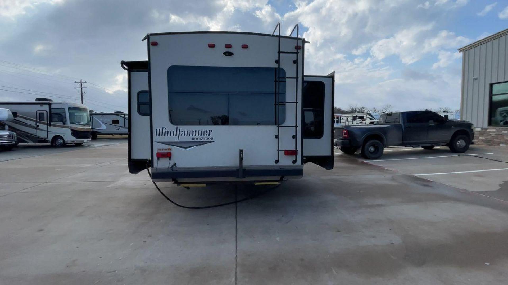 2016 WINDJAMMER 3029W (4X4TRLF23G1) , Length: 35 ft. | Dry Weight: 7,692 lbs. | Slides: 3 transmission, located at 4319 N Main St, Cleburne, TX, 76033, (817) 678-5133, 32.385960, -97.391212 - Photo#8