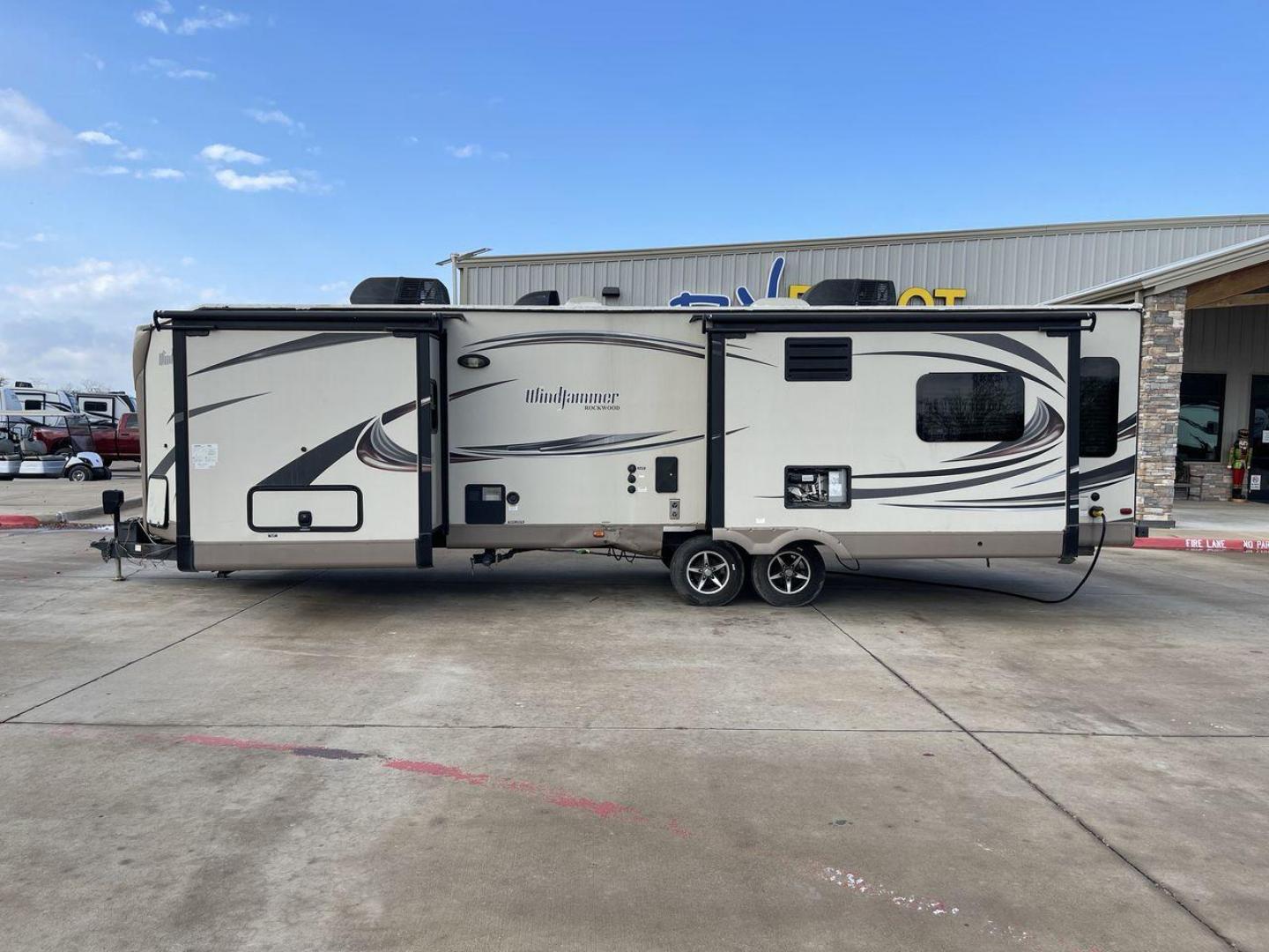 2016 WINDJAMMER 3029W (4X4TRLF23G1) , Length: 35 ft. | Dry Weight: 7,692 lbs. | Slides: 3 transmission, located at 4319 N Main St, Cleburne, TX, 76033, (817) 678-5133, 32.385960, -97.391212 - Photo#23