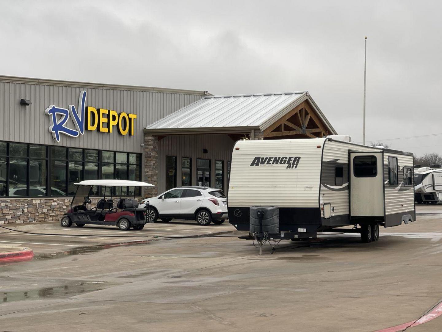 2017 WHITE AVENGER 27DBS - (5ZT2AVSB6HB) , Length: 32.92 ft. | Dry Weight: 6,652 lbs. | Gross Weight: 9,521 lbs. | Slides: 1 transmission, located at 4319 N Main St, Cleburne, TX, 76033, (817) 678-5133, 32.385960, -97.391212 - Photo#0