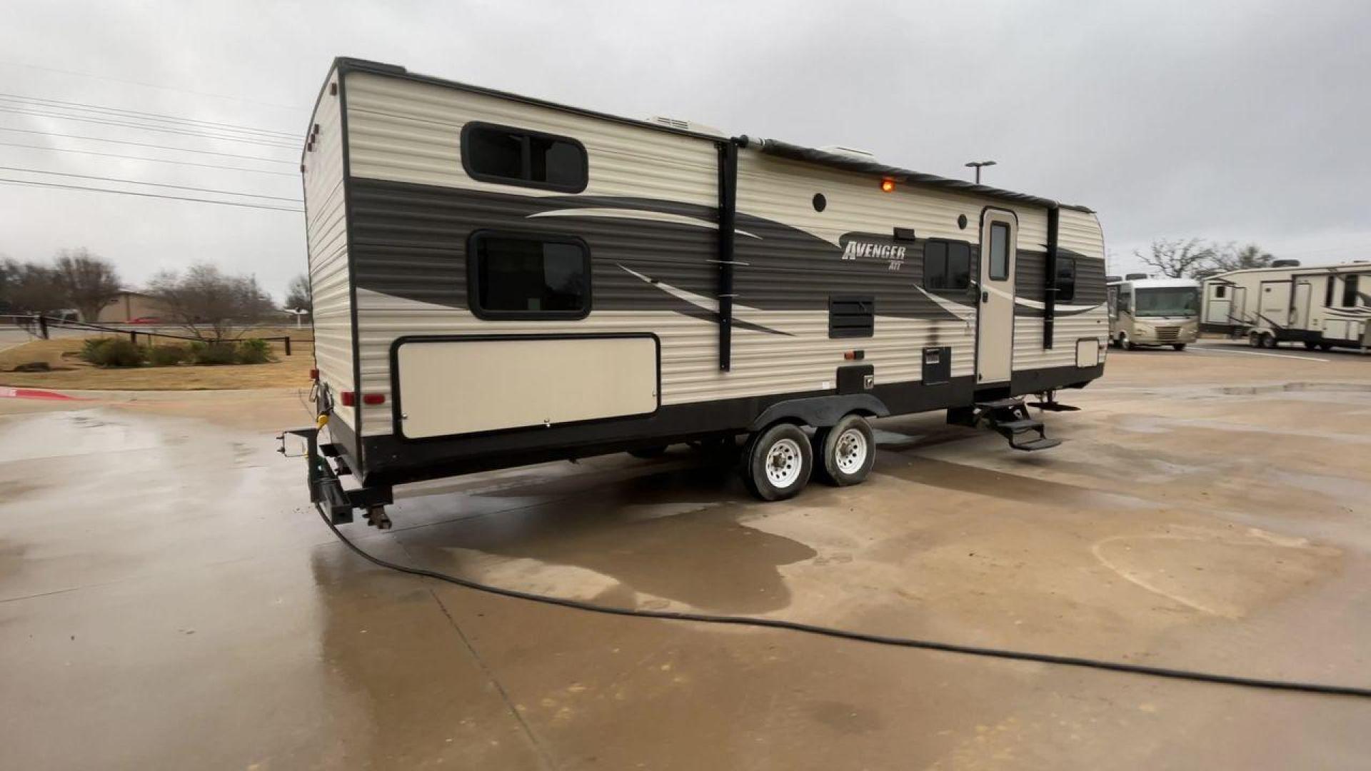 2017 WHITE AVENGER 27DBS - (5ZT2AVSB6HB) , Length: 32.92 ft. | Dry Weight: 6,652 lbs. | Gross Weight: 9,521 lbs. | Slides: 1 transmission, located at 4319 N Main St, Cleburne, TX, 76033, (817) 678-5133, 32.385960, -97.391212 - Photo#1